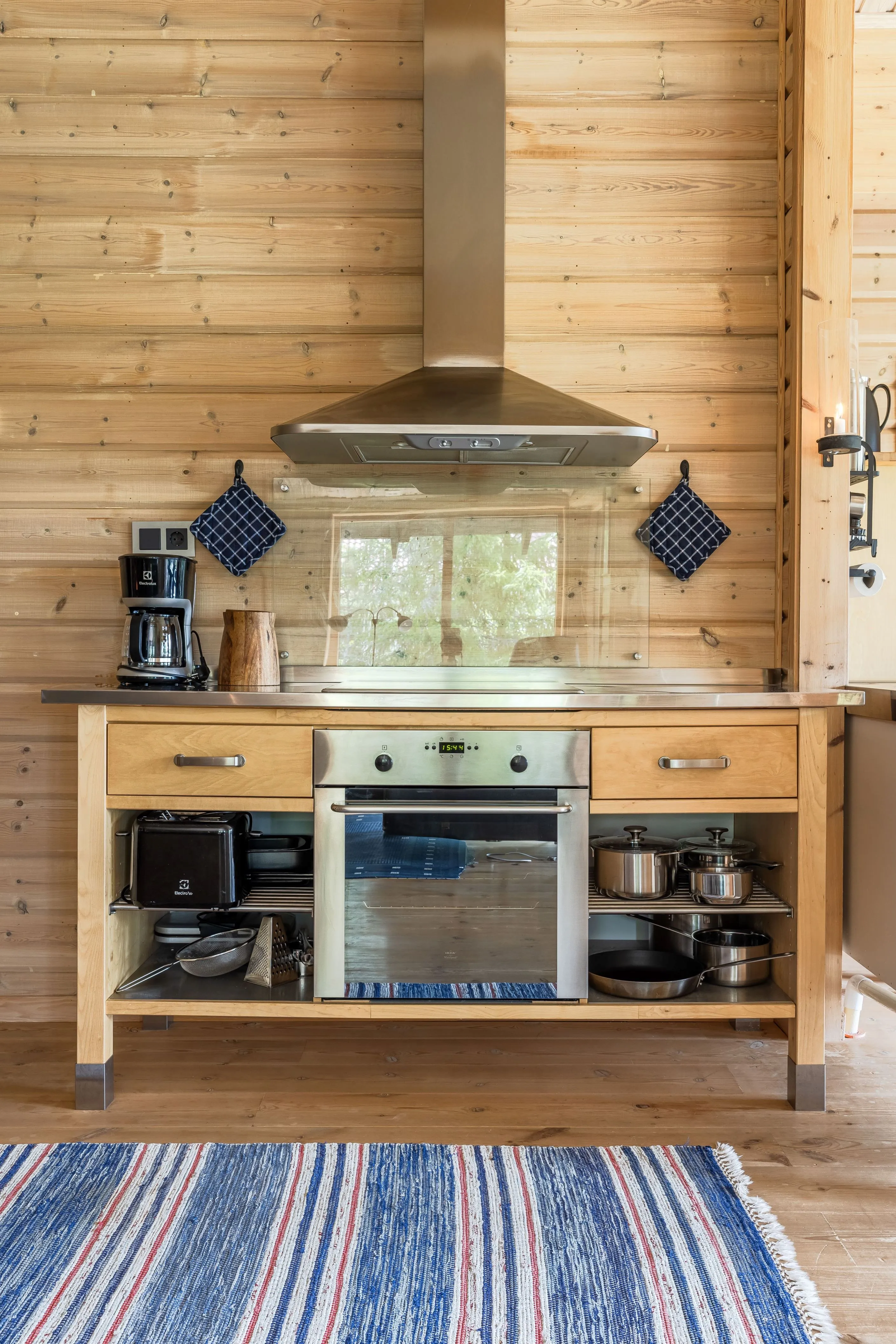 1970s Swedish Country House with Garden and Scenic Mountain Views - View image 9 of 40