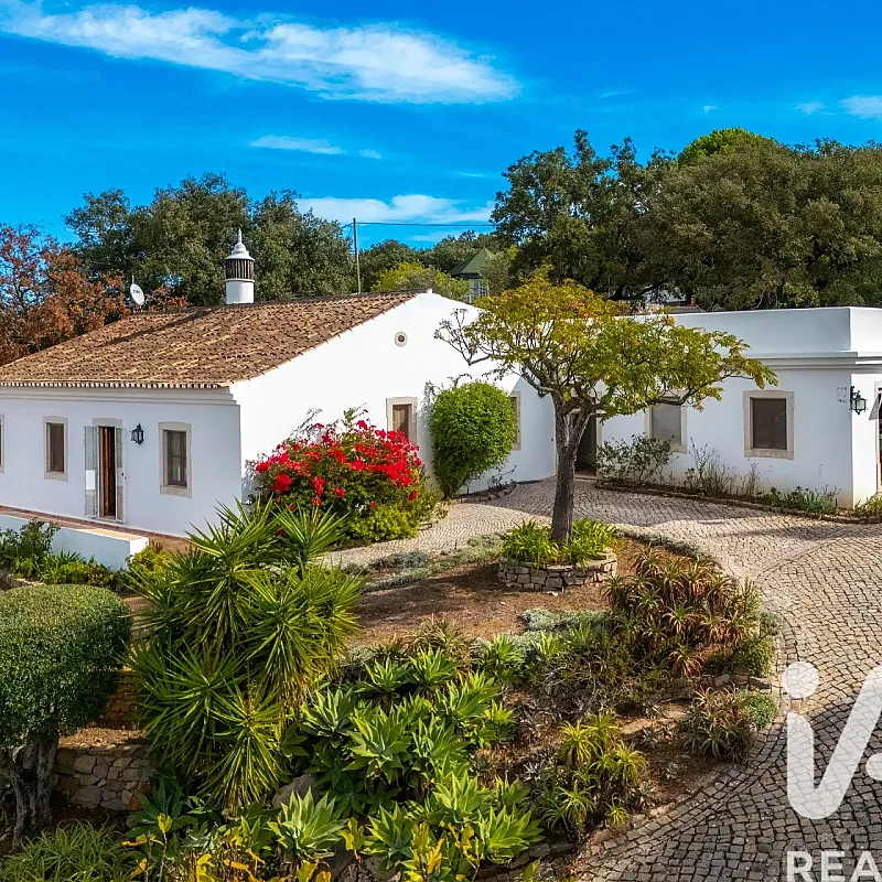 Spacious 4-Bedroom House with Pool and Garden in São Brás de Alportel