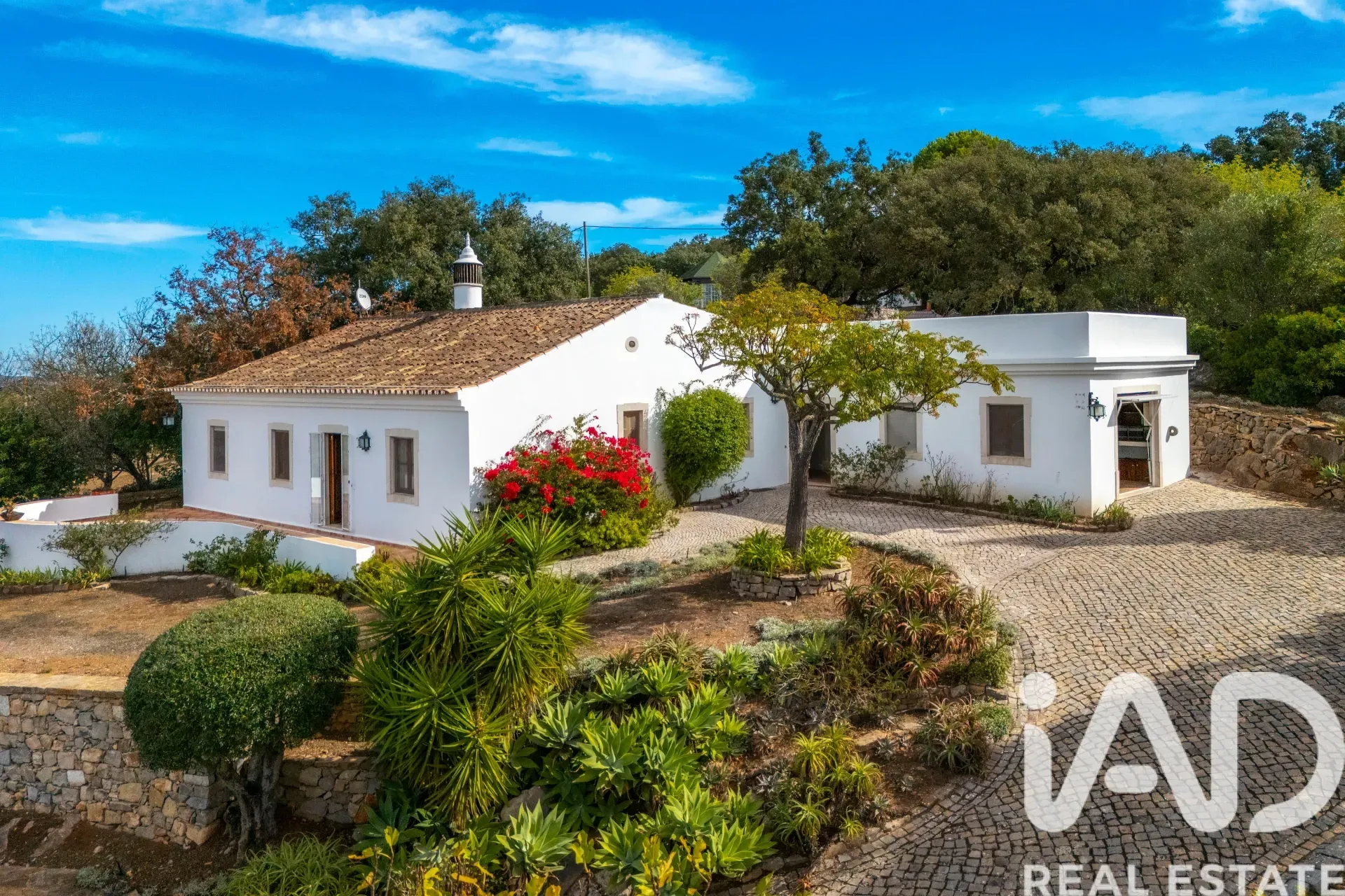Spacious 4-Bedroom House with Pool and Garden in São Brás de Alportel - Image 1