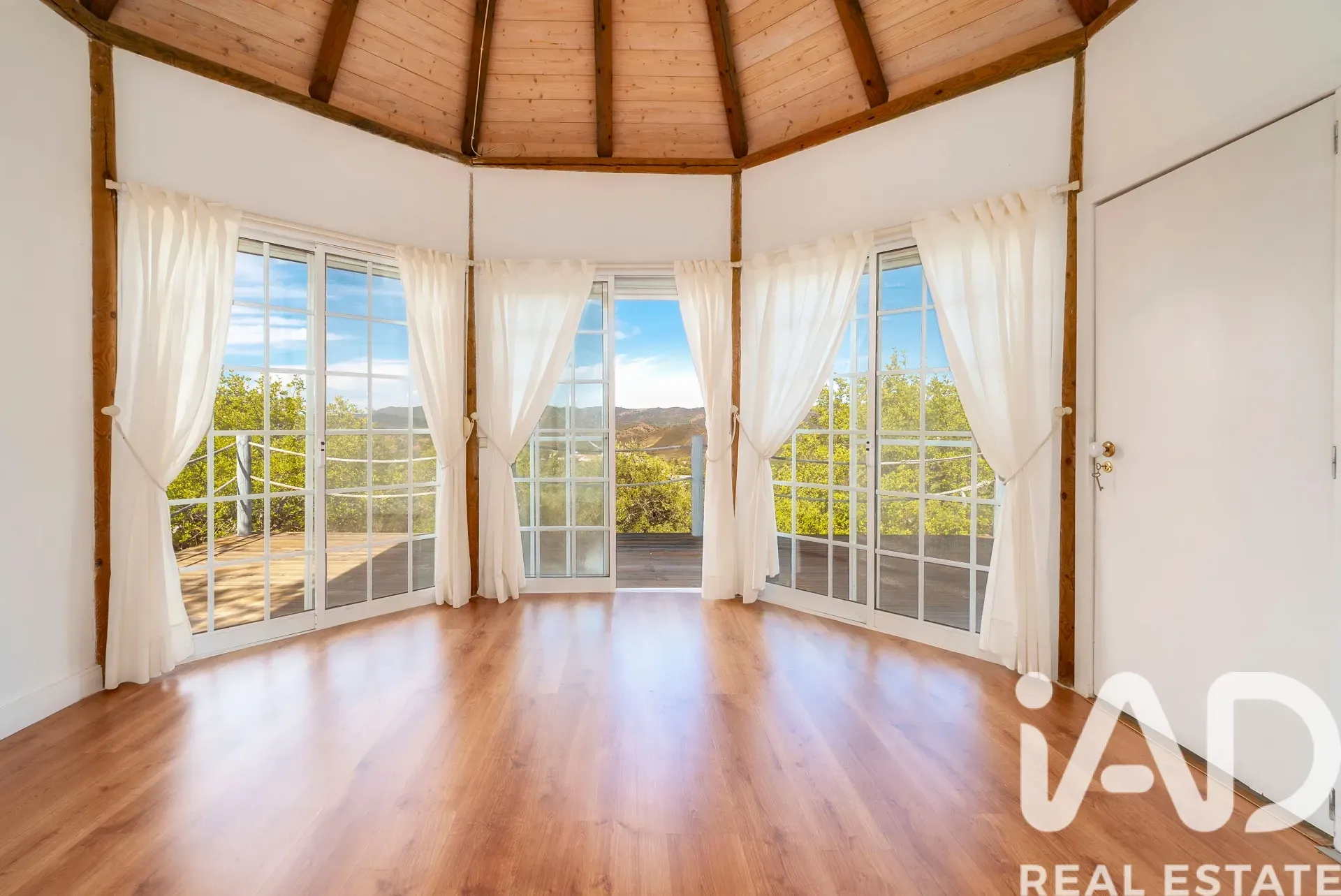 Spacious 4-Bedroom House with Pool and Garden in São Brás de Alportel - Image 3