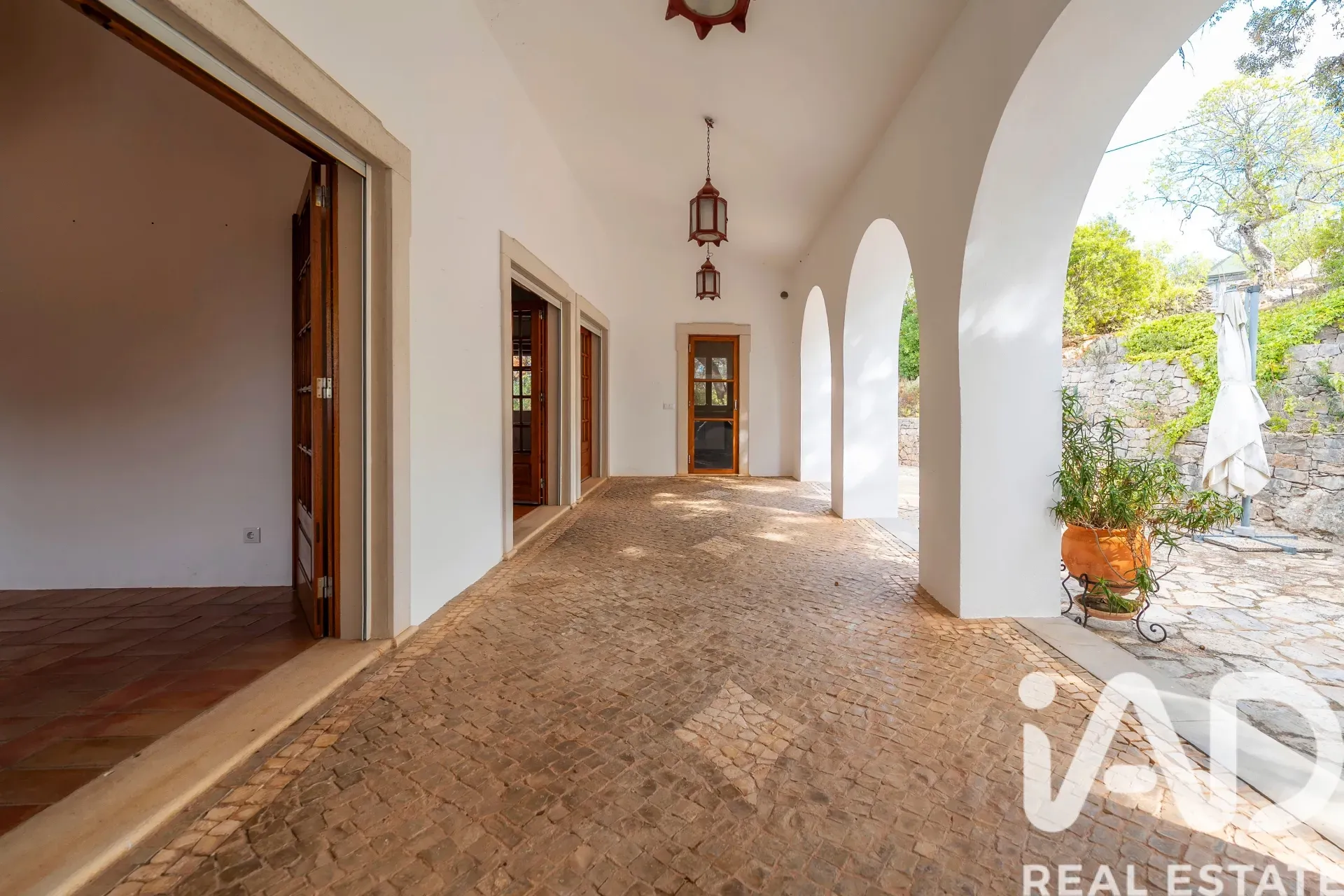 Spacious 4-Bedroom House with Pool and Garden in São Brás de Alportel - View image 30 of 38