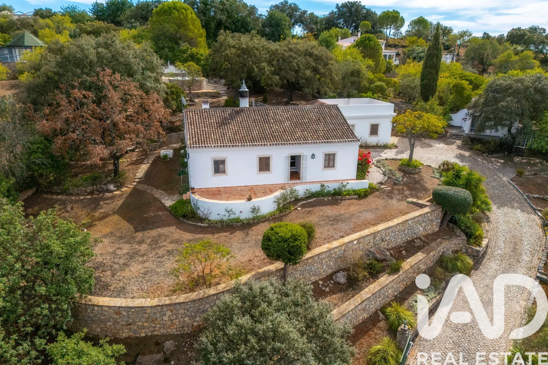 Spacious 4-Bedroom House with Pool and Garden in São Brás de Alportel - View image 32 of 38