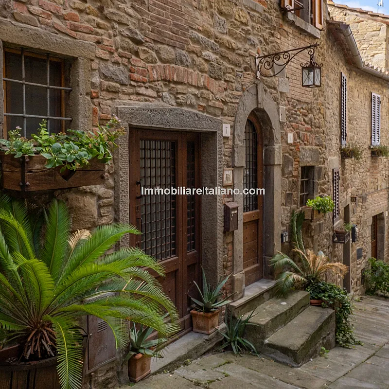 Elegant 4-Bed Townhouse in Cortona's Historic Heart with Modern Comforts