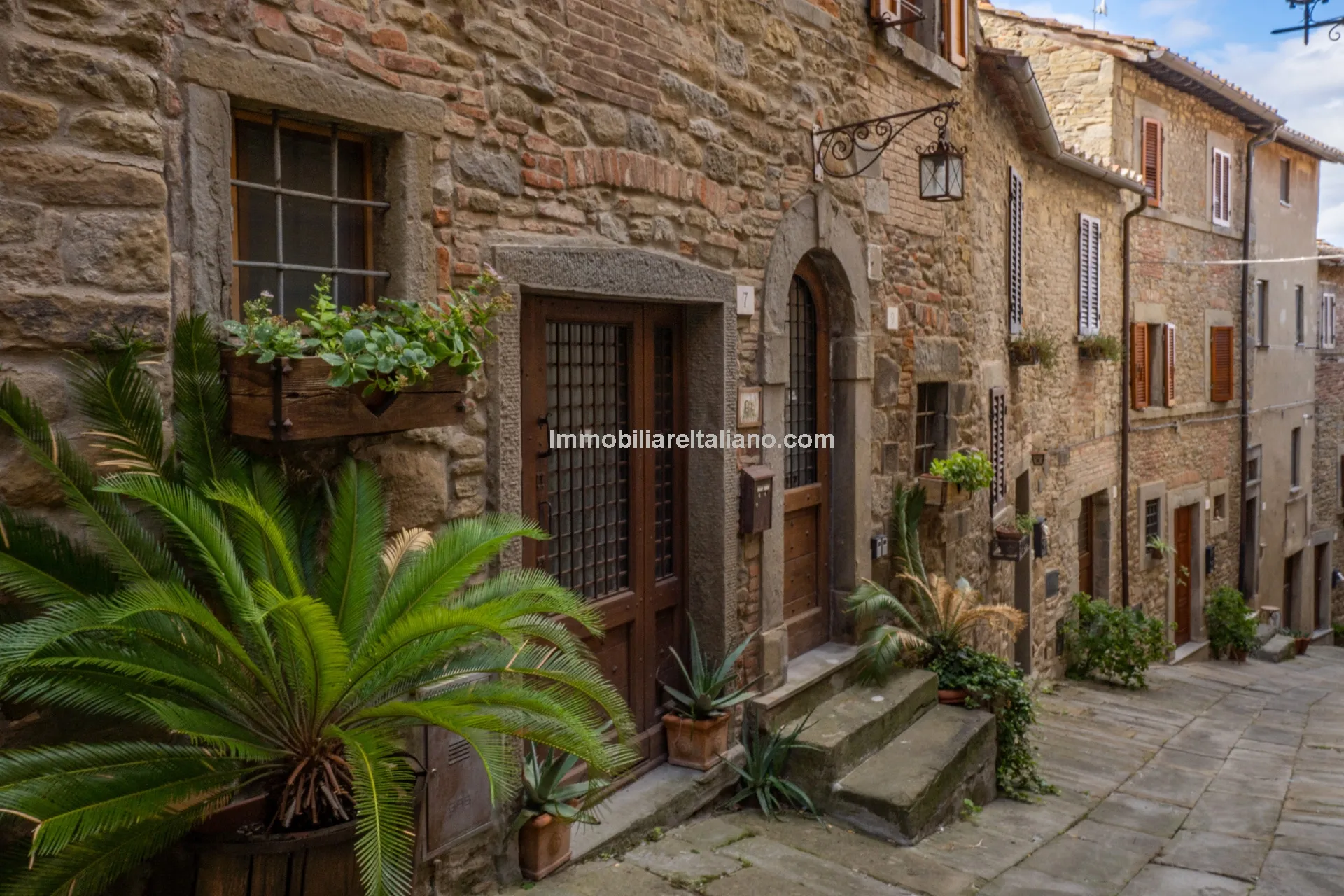 Elegant 4-Bed Townhouse in Cortona's Historic Heart with Modern Comforts - Image 1