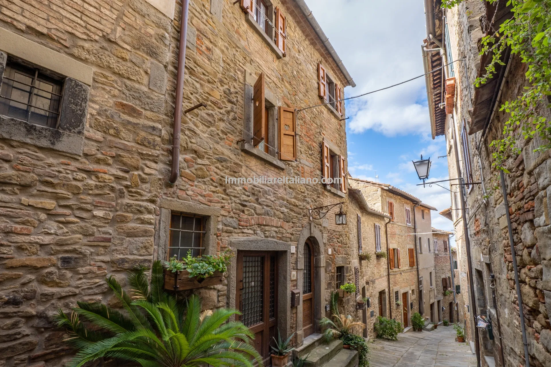 Elegant 4-Bed Townhouse in Cortona's Historic Heart with Modern Comforts - Image 2