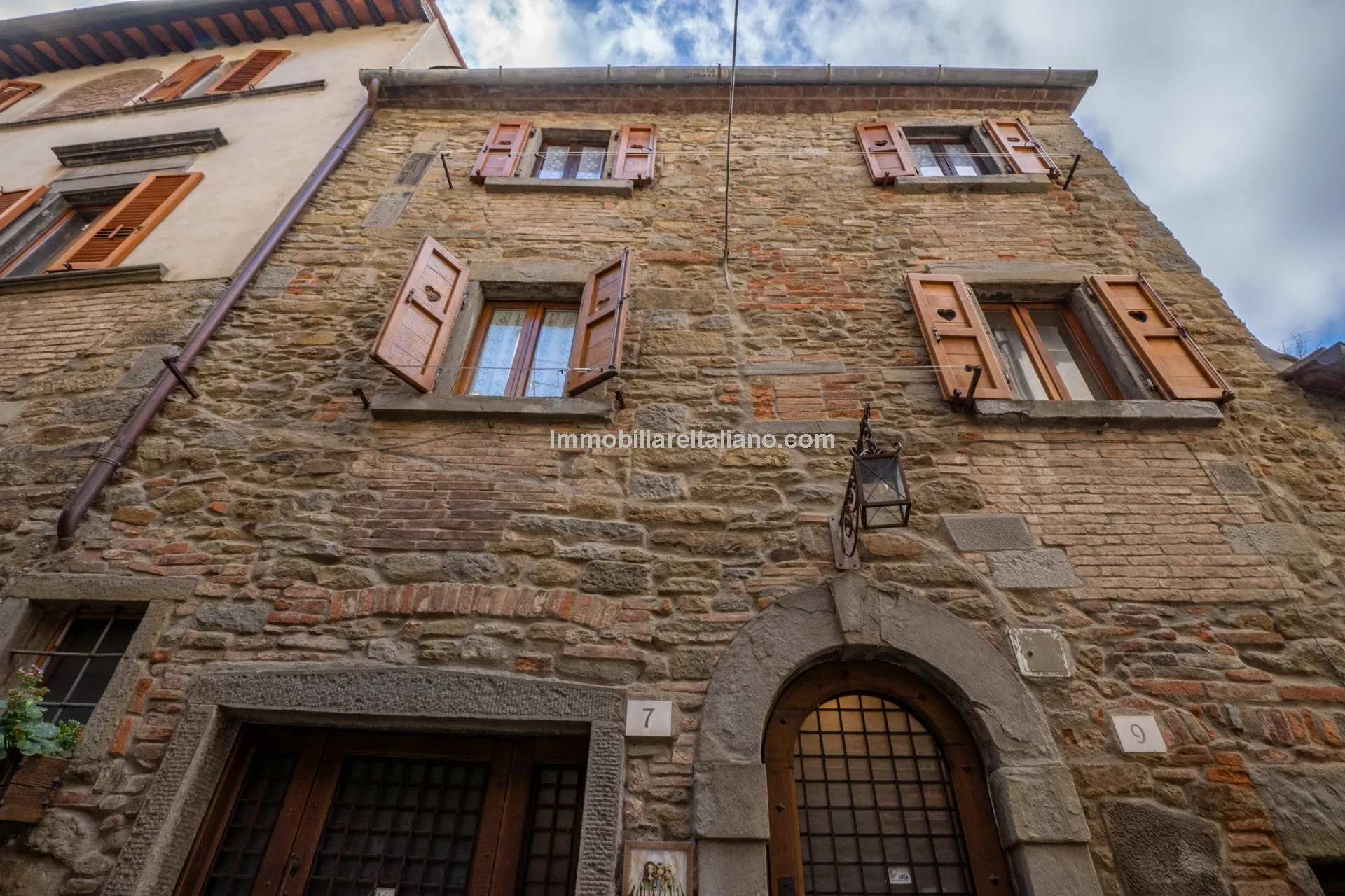 Elegant 4-Bed Townhouse in Cortona's Historic Heart with Modern Comforts - Image 3