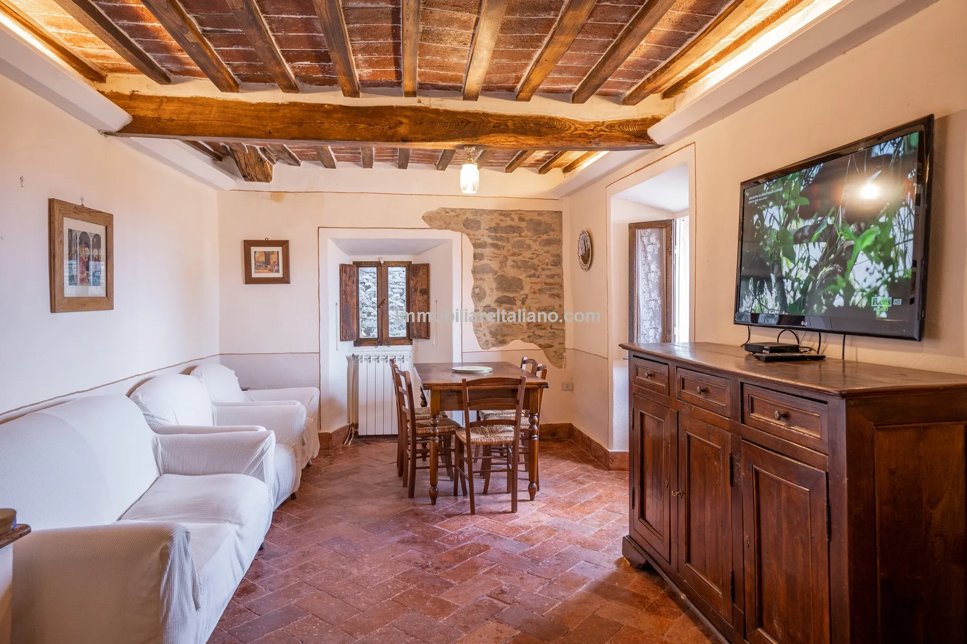 Elegant 4-Bed Townhouse in Cortona's Historic Heart with Modern Comforts - Image 5