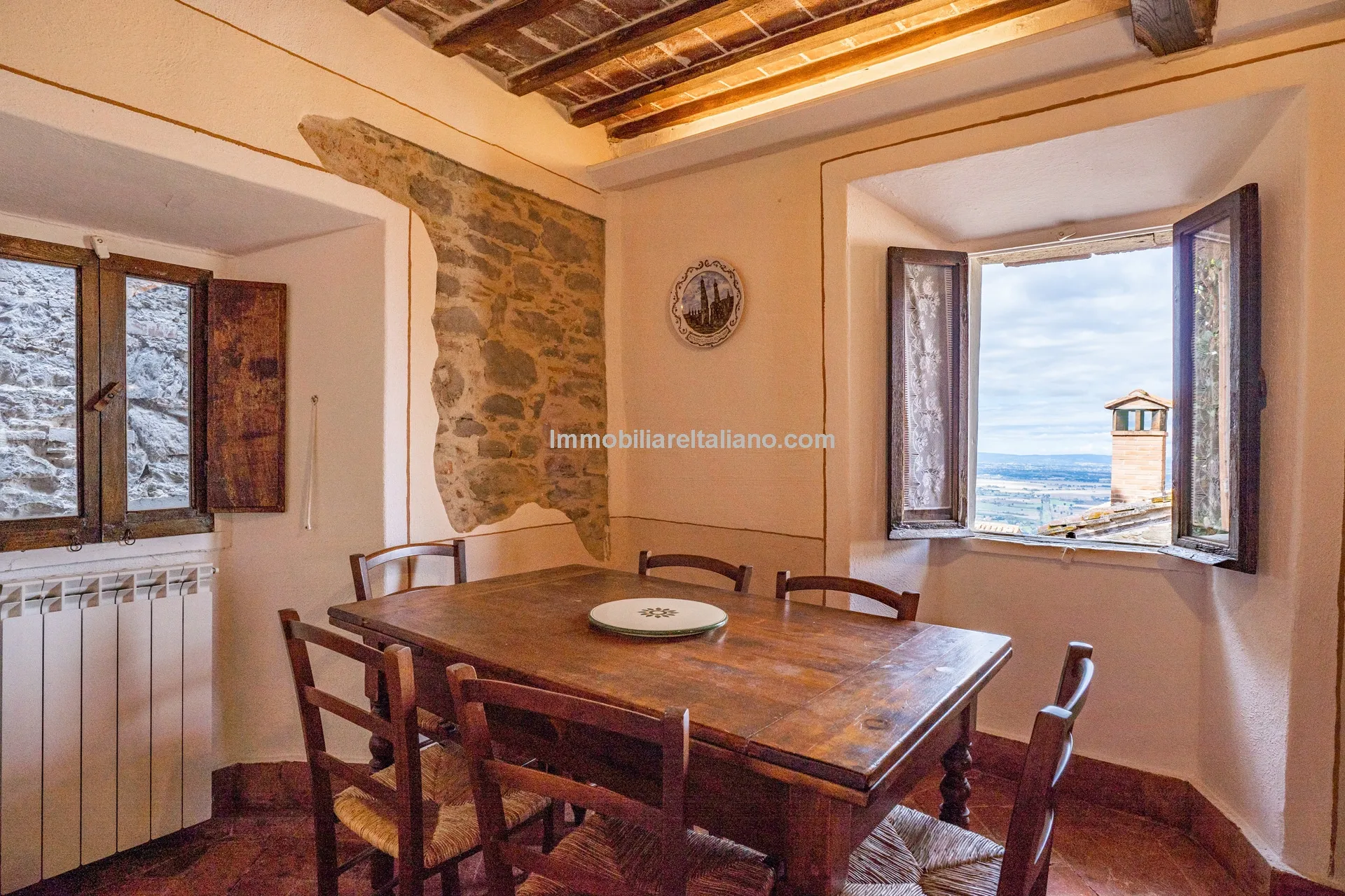 Elegant 4-Bed Townhouse in Cortona's Historic Heart with Modern Comforts - View image 7 of 46