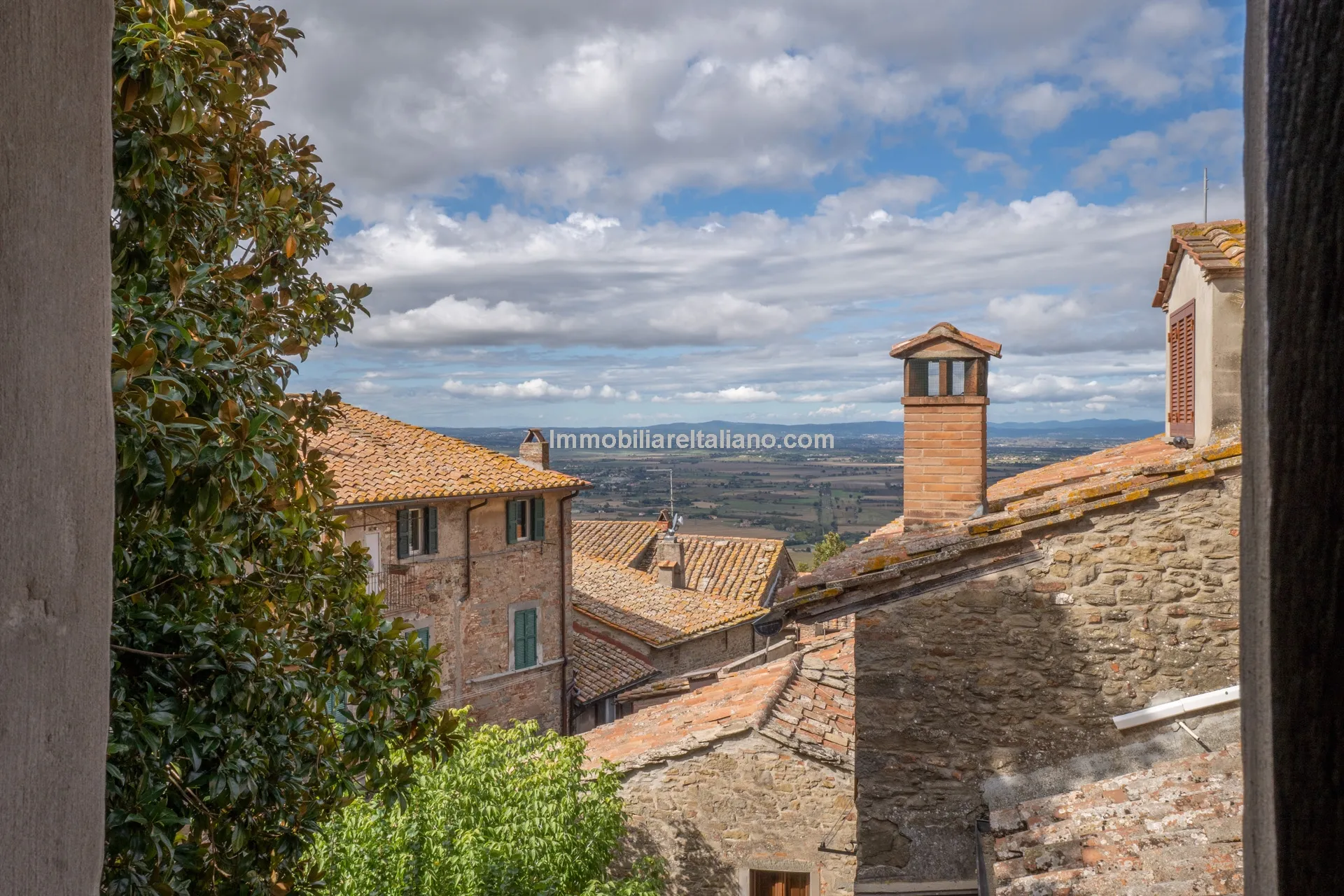 Elegant 4-Bed Townhouse in Cortona's Historic Heart with Modern Comforts - View image 8 of 46