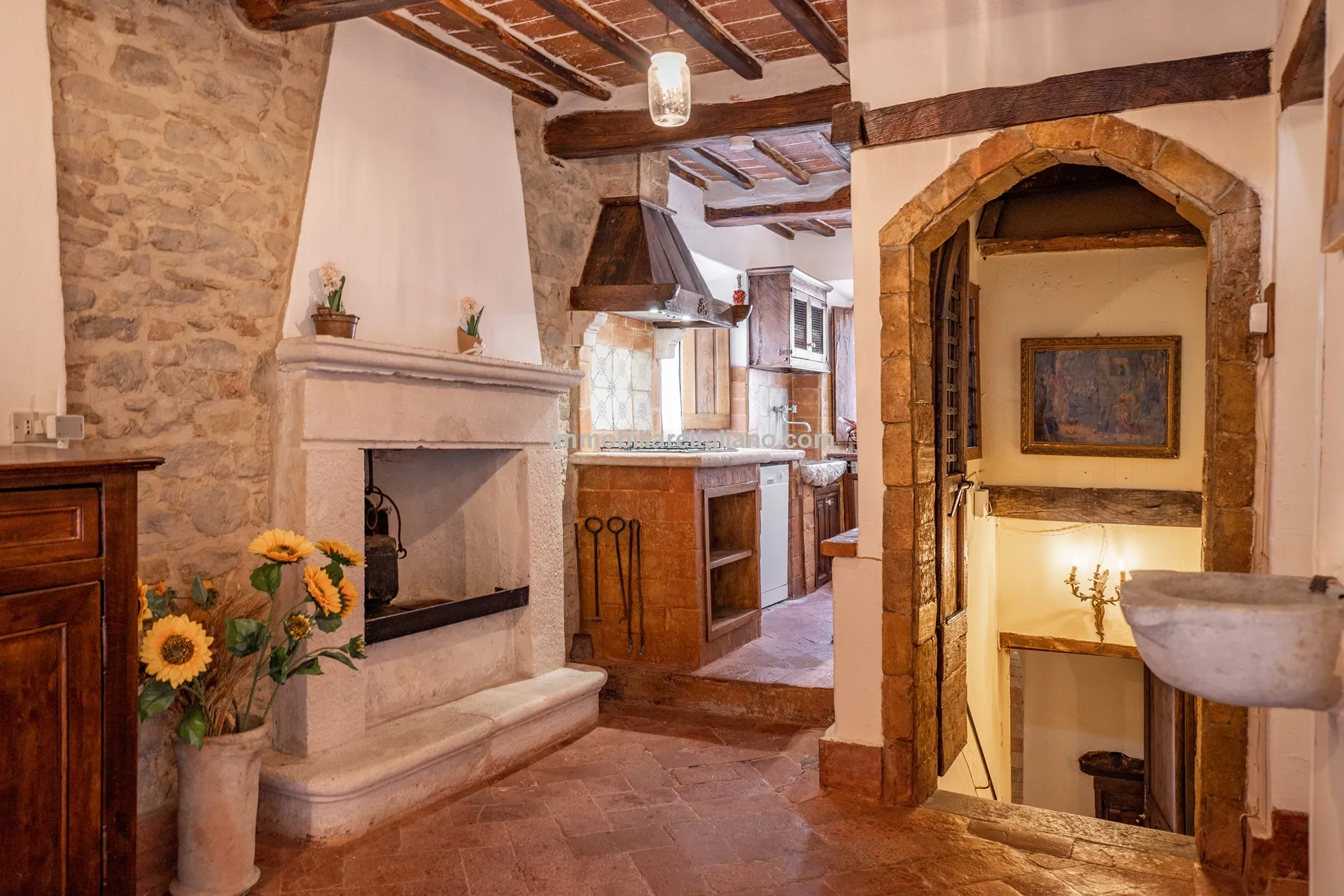 Elegant 4-Bed Townhouse in Cortona's Historic Heart with Modern Comforts - View image 9 of 46