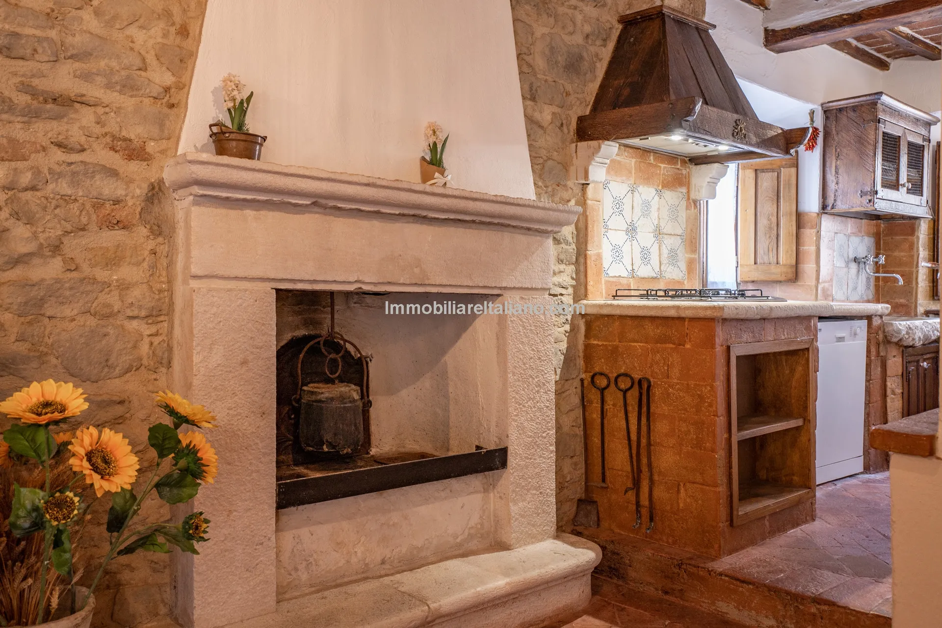 Elegant 4-Bed Townhouse in Cortona's Historic Heart with Modern Comforts - View image 10 of 46