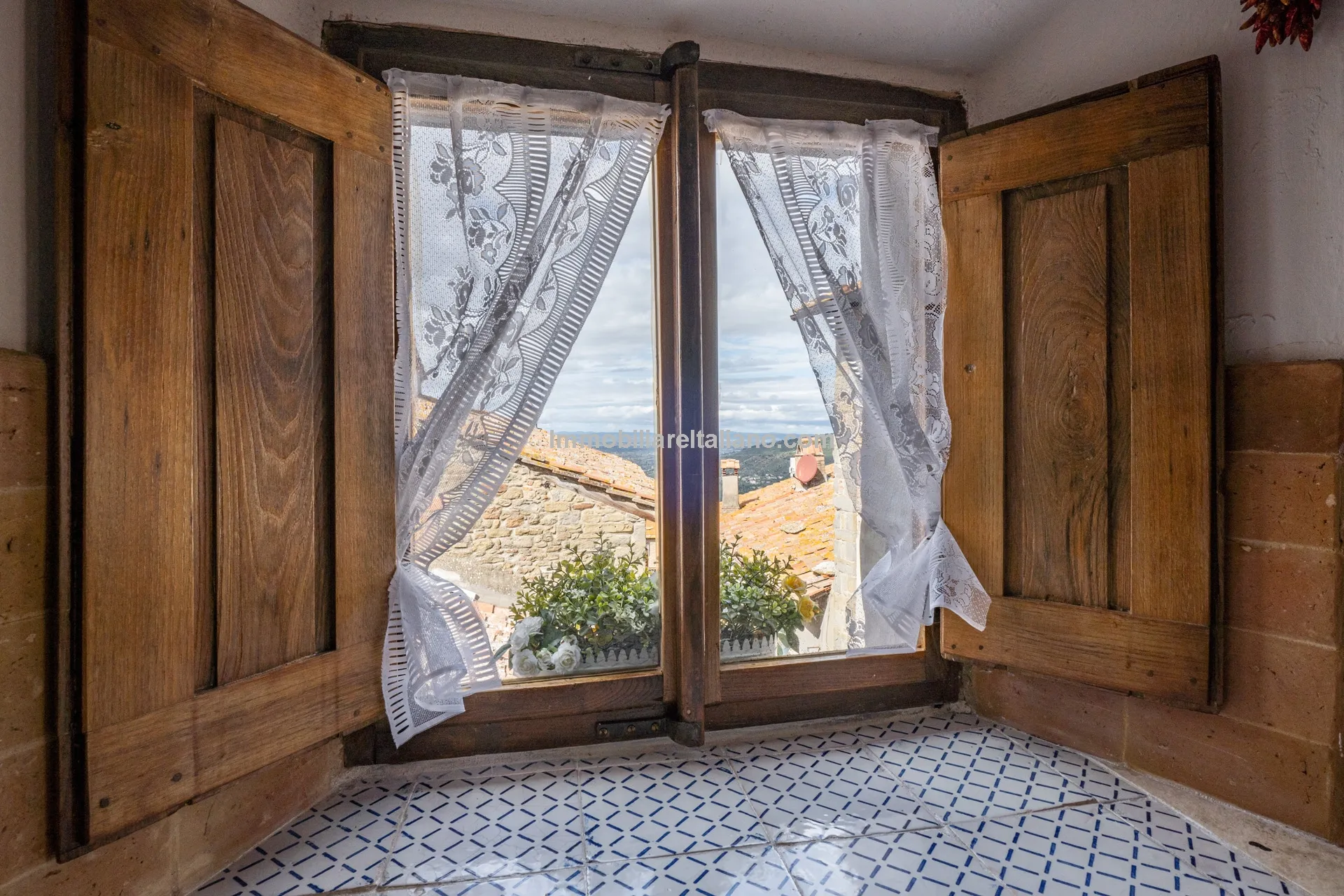 Elegant 4-Bed Townhouse in Cortona's Historic Heart with Modern Comforts - View image 12 of 46