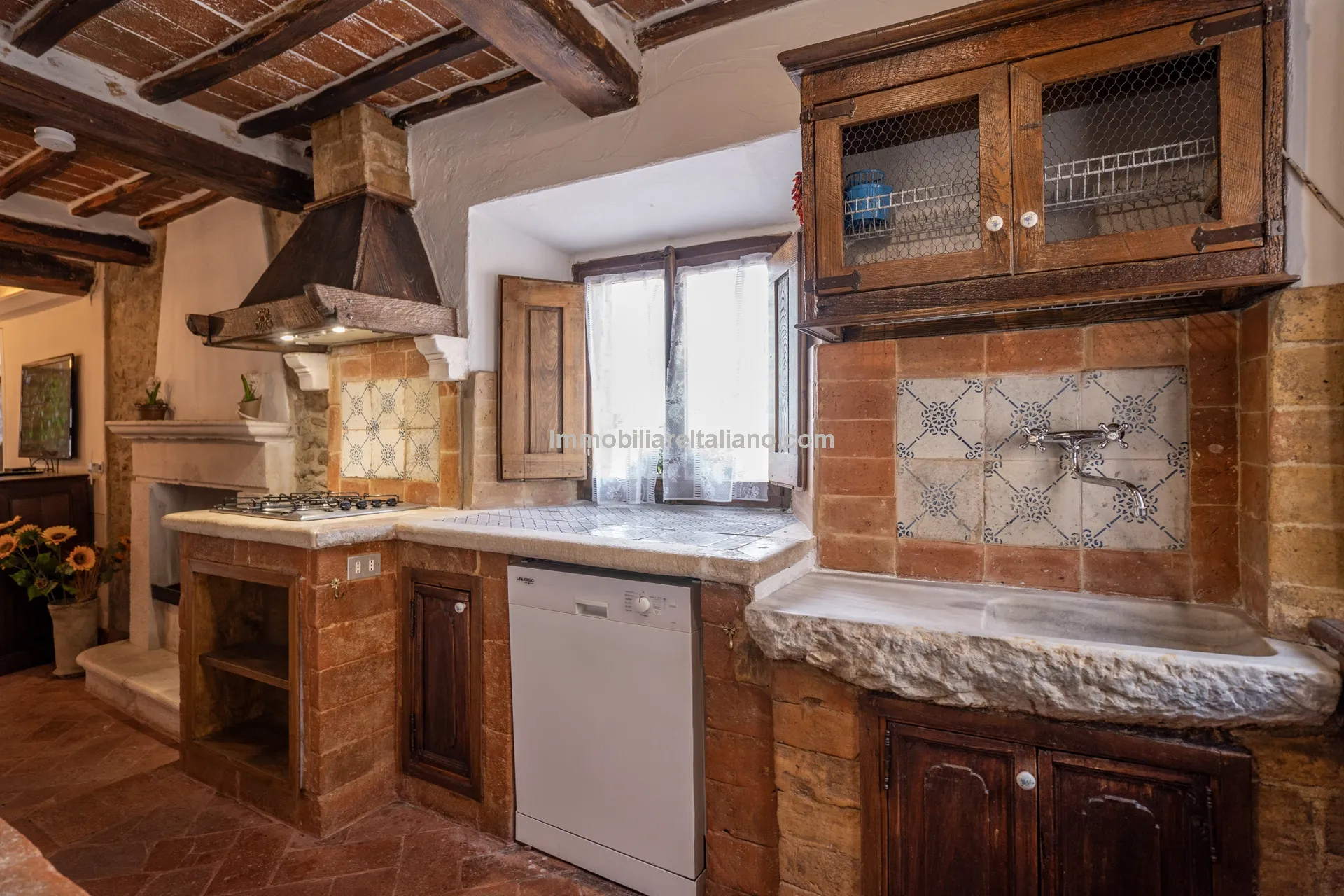 Elegant 4-Bed Townhouse in Cortona's Historic Heart with Modern Comforts - View image 13 of 46