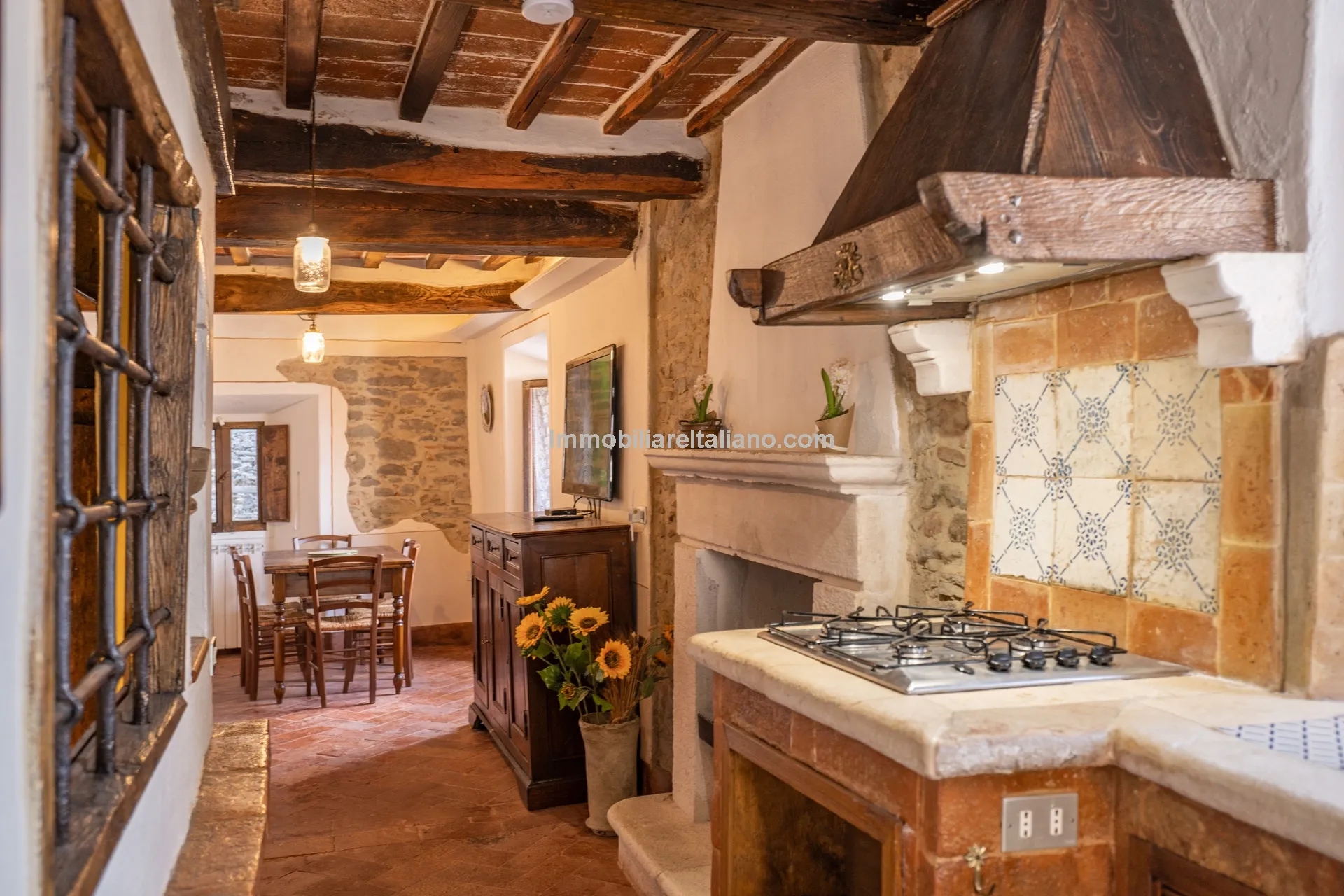 Elegant 4-Bed Townhouse in Cortona's Historic Heart with Modern Comforts - View image 14 of 46