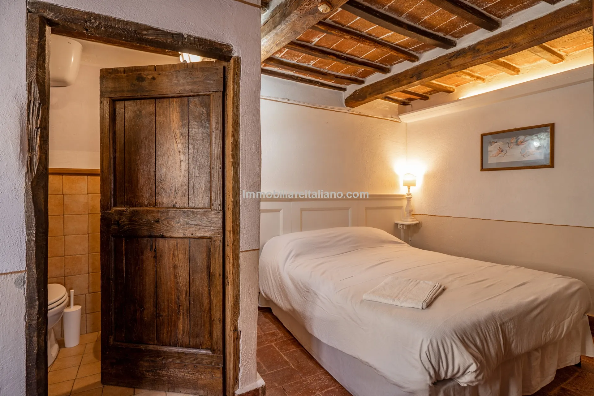 Elegant 4-Bed Townhouse in Cortona's Historic Heart with Modern Comforts - View image 15 of 46
