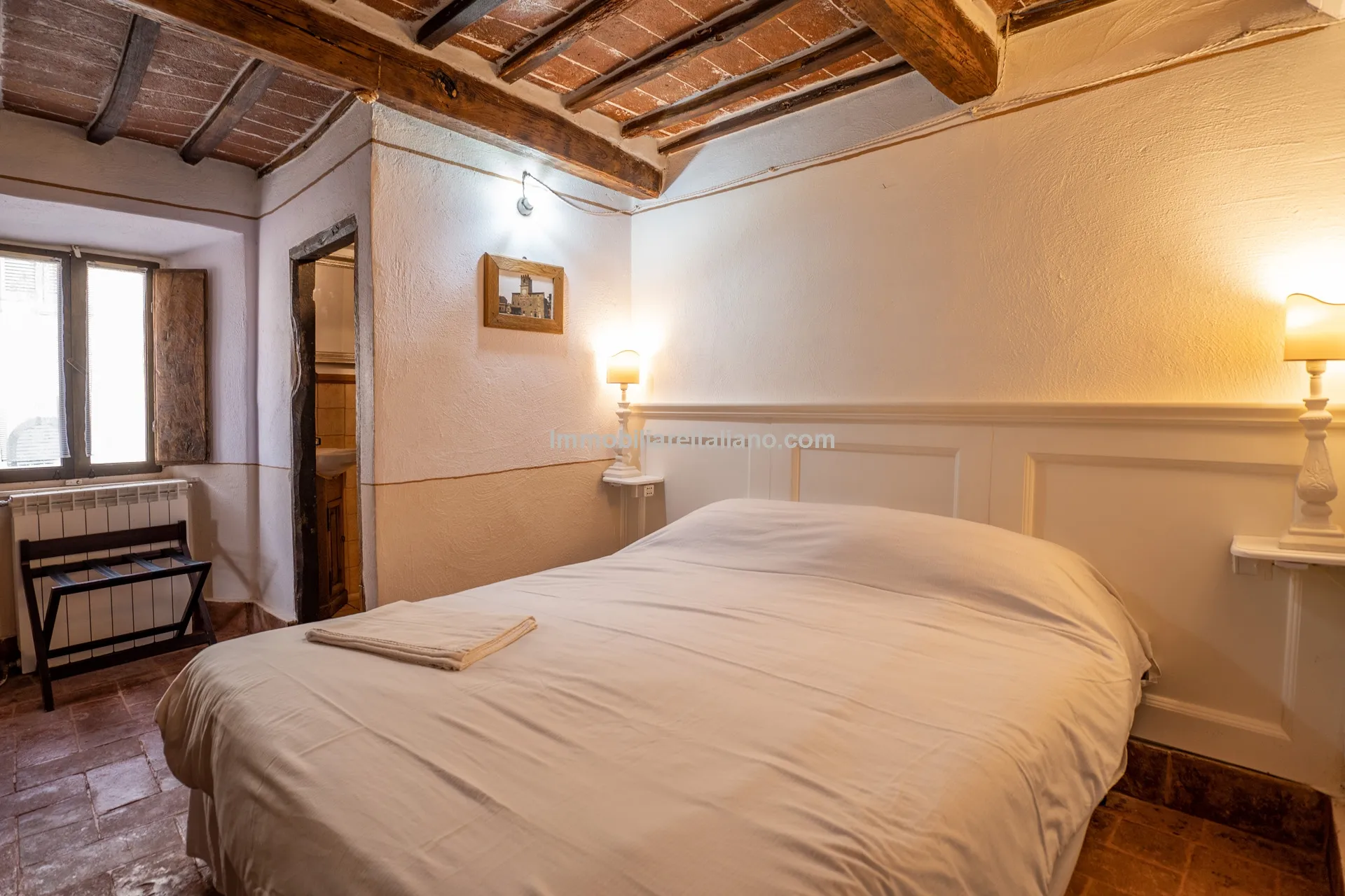 Elegant 4-Bed Townhouse in Cortona's Historic Heart with Modern Comforts - View image 16 of 46