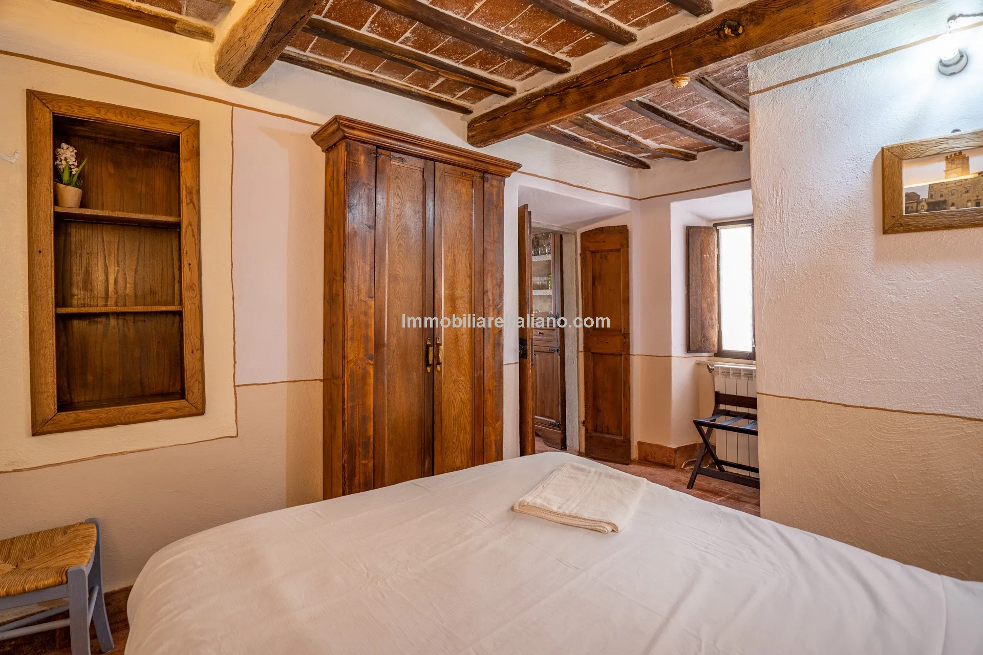 Elegant 4-Bed Townhouse in Cortona's Historic Heart with Modern Comforts - View image 18 of 46