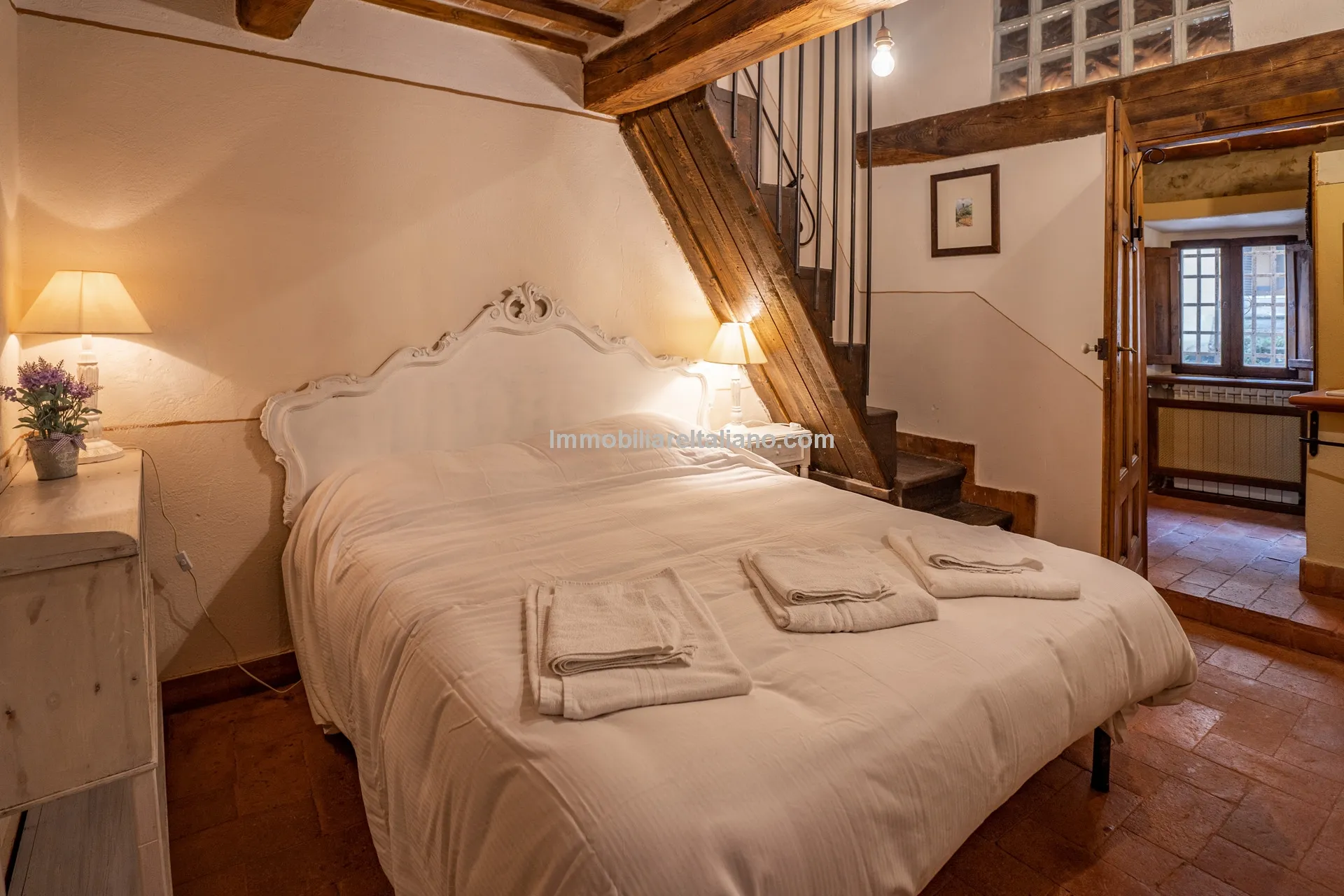 Elegant 4-Bed Townhouse in Cortona's Historic Heart with Modern Comforts - View image 19 of 46