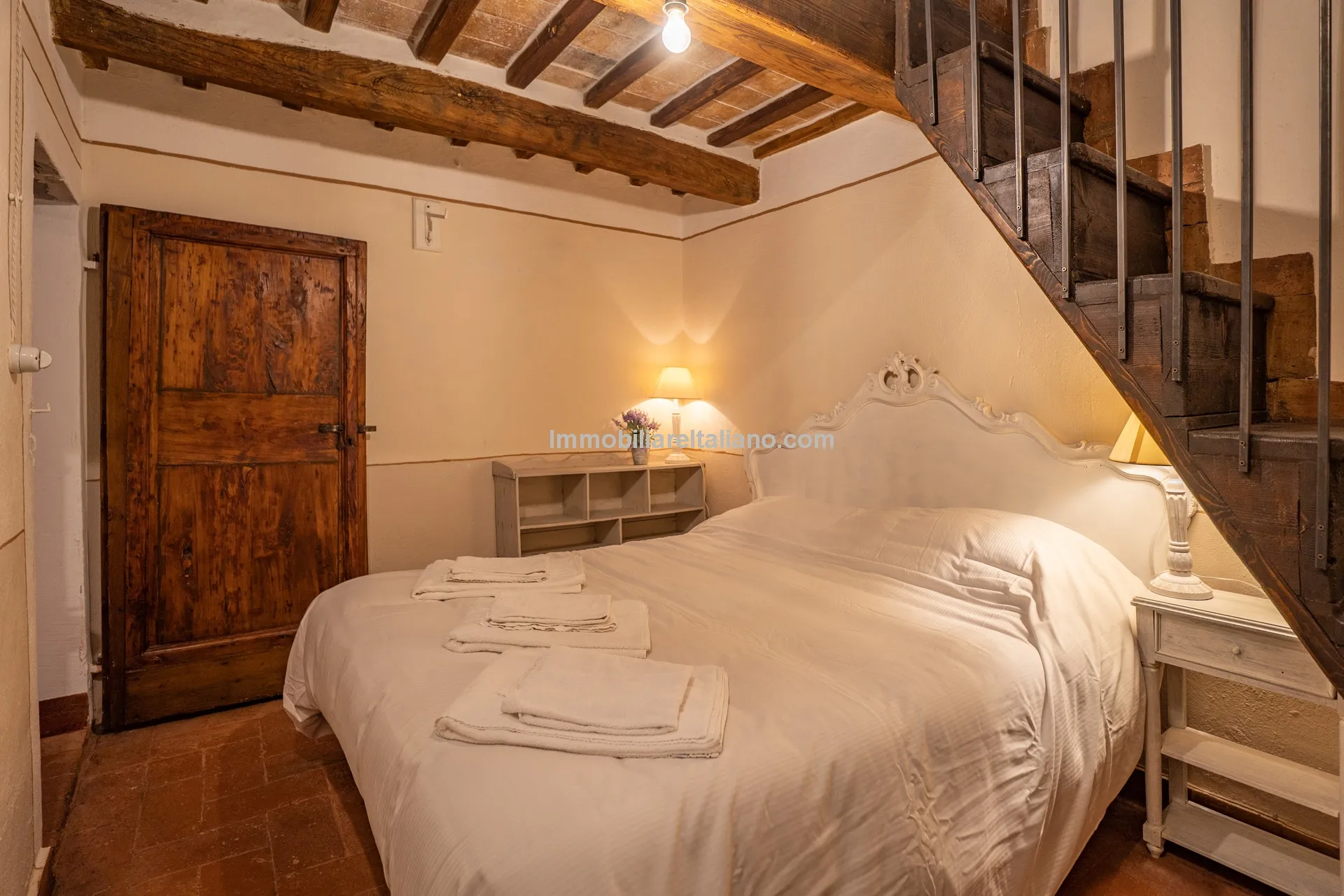 Elegant 4-Bed Townhouse in Cortona's Historic Heart with Modern Comforts - View image 20 of 46