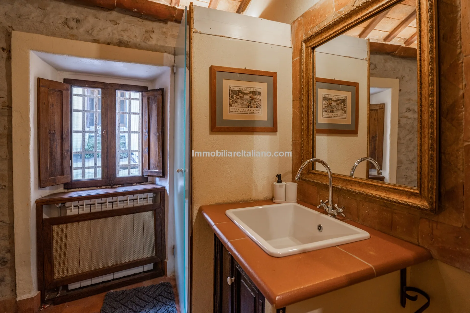 Elegant 4-Bed Townhouse in Cortona's Historic Heart with Modern Comforts - View image 21 of 46
