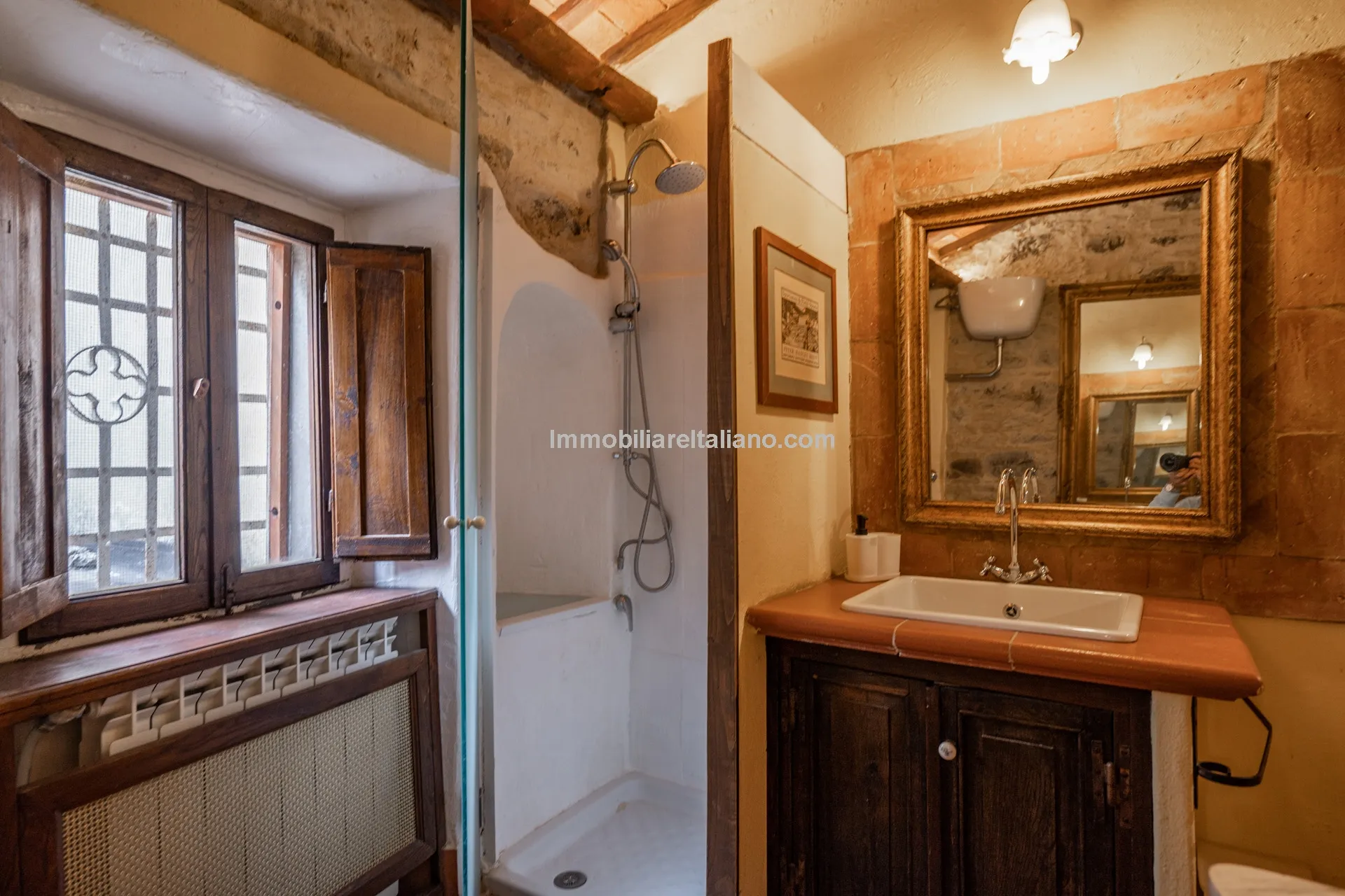 Elegant 4-Bed Townhouse in Cortona's Historic Heart with Modern Comforts - View image 23 of 46