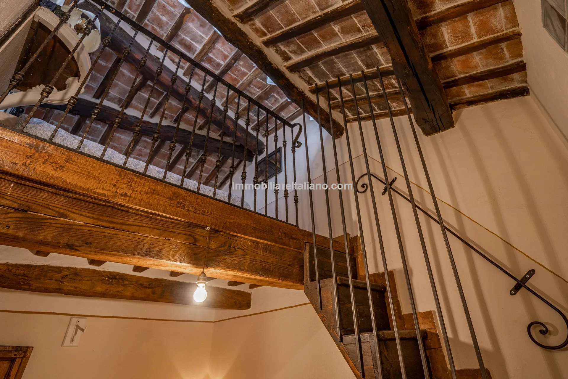 Elegant 4-Bed Townhouse in Cortona's Historic Heart with Modern Comforts - View image 24 of 46