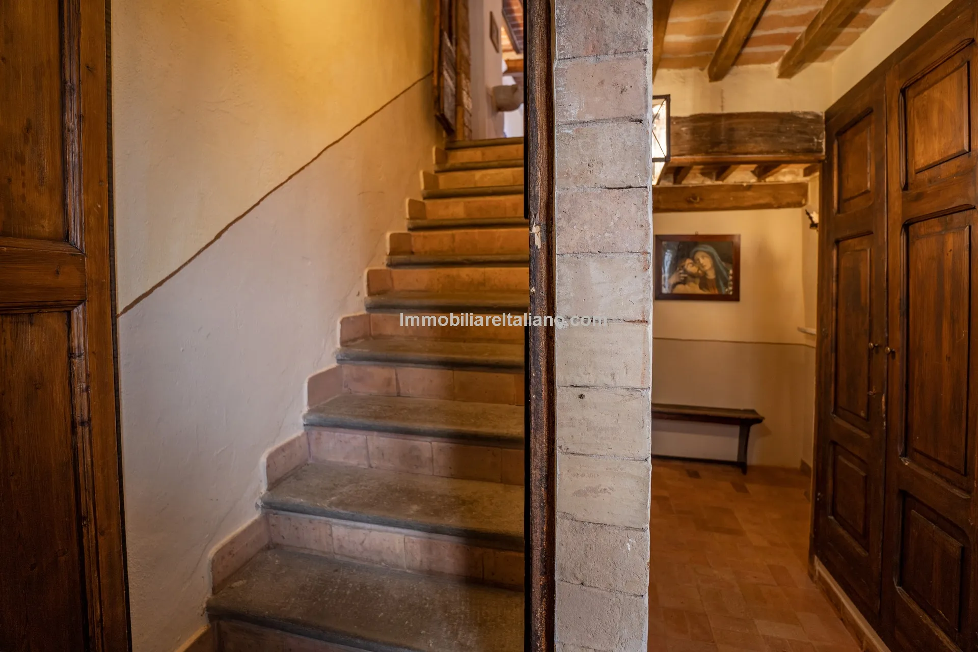 Elegant 4-Bed Townhouse in Cortona's Historic Heart with Modern Comforts - View image 26 of 46