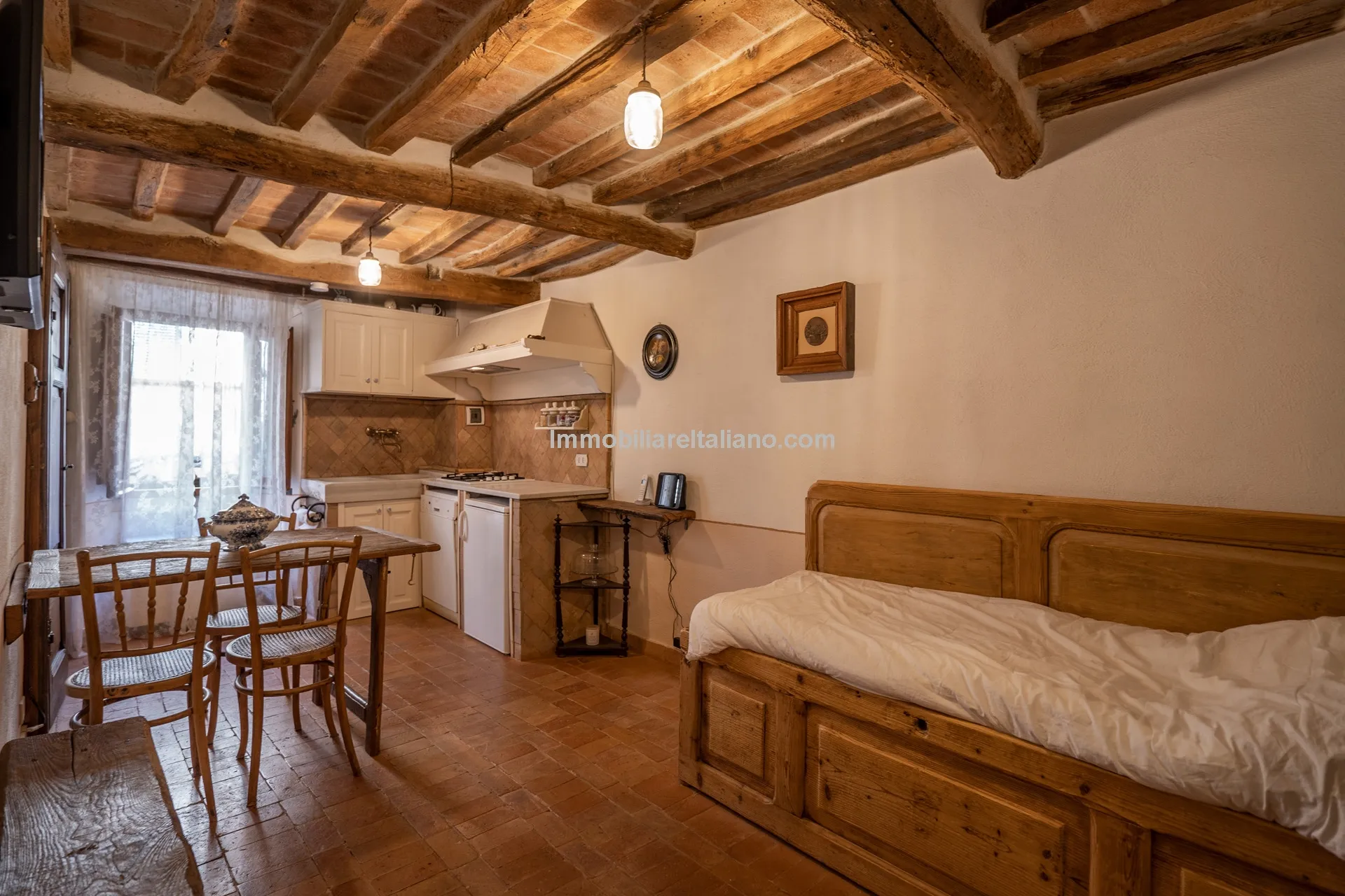 Elegant 4-Bed Townhouse in Cortona's Historic Heart with Modern Comforts - View image 27 of 46
