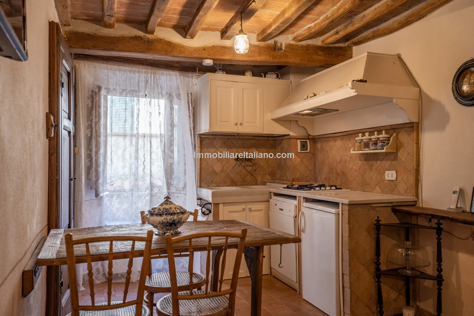 Elegant 4-Bed Townhouse in Cortona's Historic Heart with Modern Comforts - View image 28 of 46