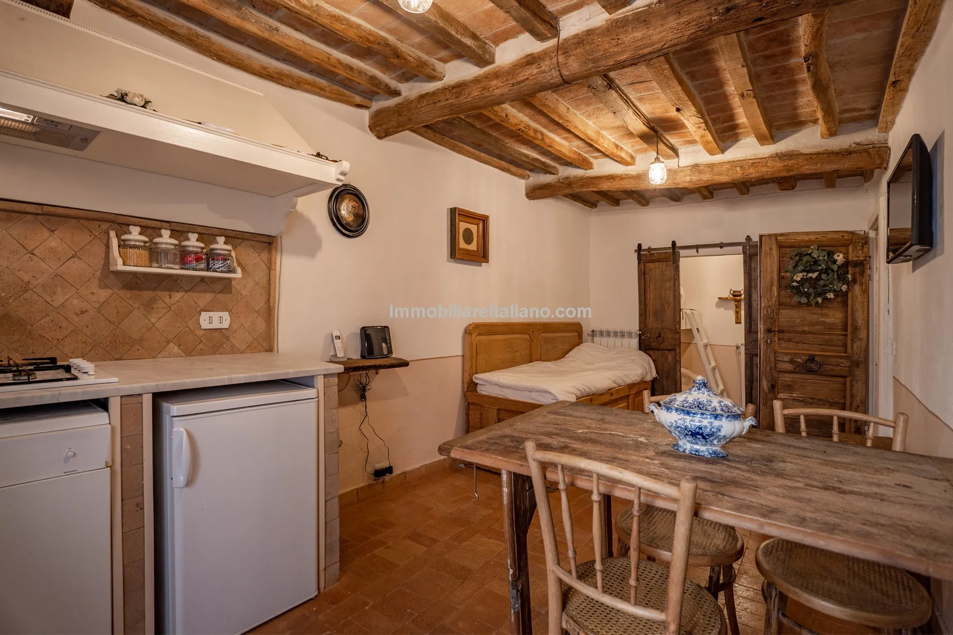 Elegant 4-Bed Townhouse in Cortona's Historic Heart with Modern Comforts - View image 29 of 46