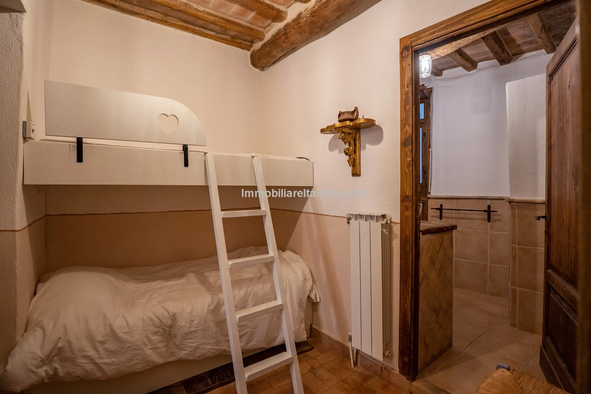 Elegant 4-Bed Townhouse in Cortona's Historic Heart with Modern Comforts - View image 30 of 46