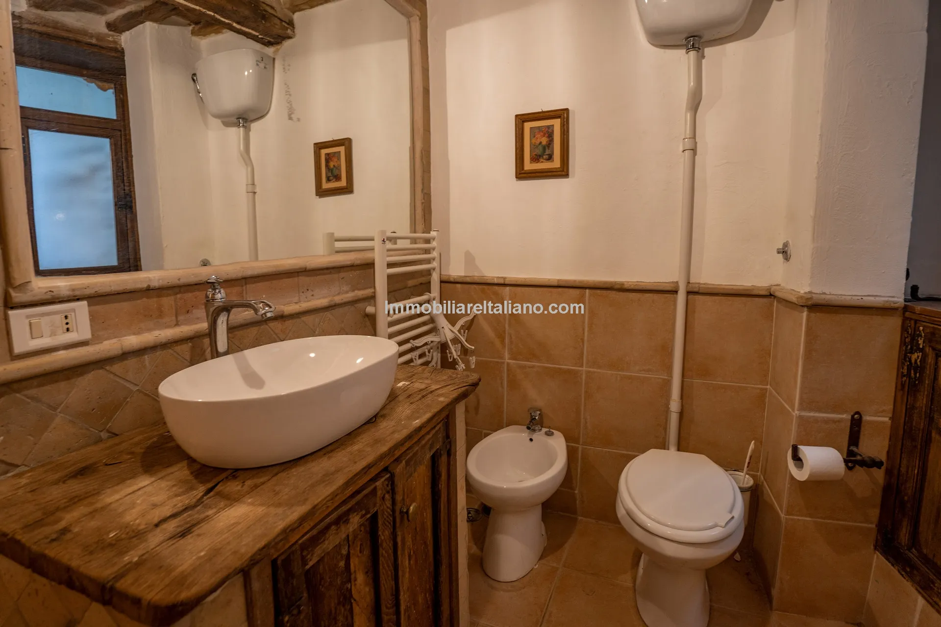 Elegant 4-Bed Townhouse in Cortona's Historic Heart with Modern Comforts - View image 31 of 46
