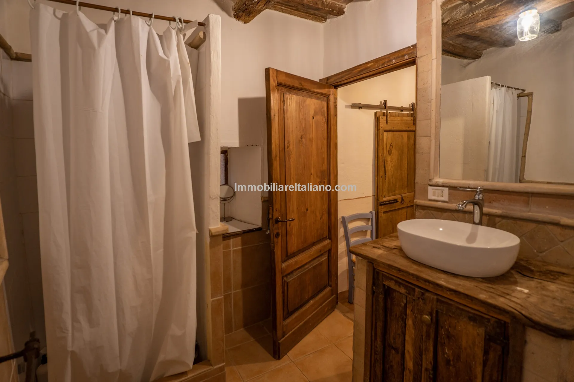 Elegant 4-Bed Townhouse in Cortona's Historic Heart with Modern Comforts - View image 32 of 46