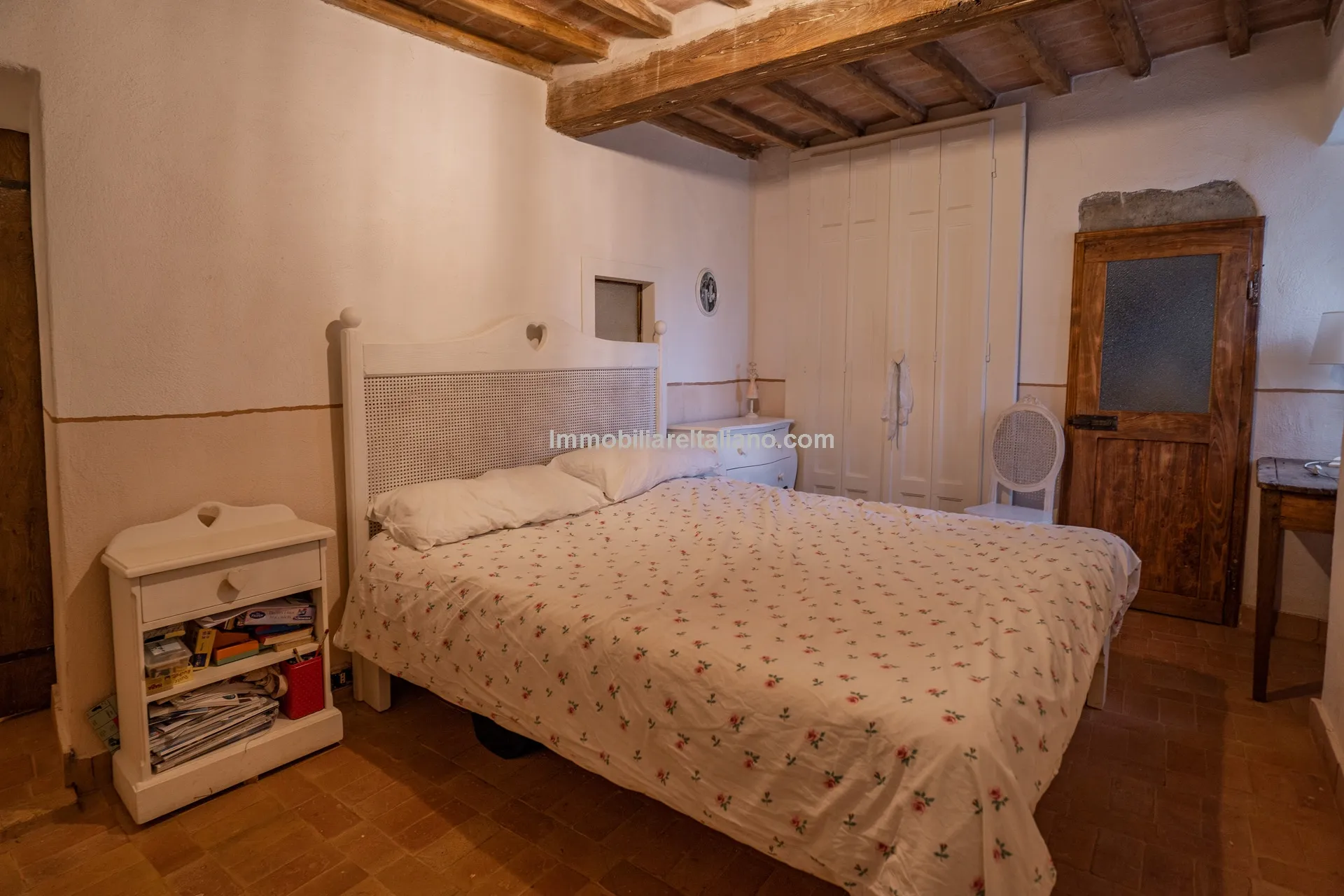 Elegant 4-Bed Townhouse in Cortona's Historic Heart with Modern Comforts - View image 33 of 46