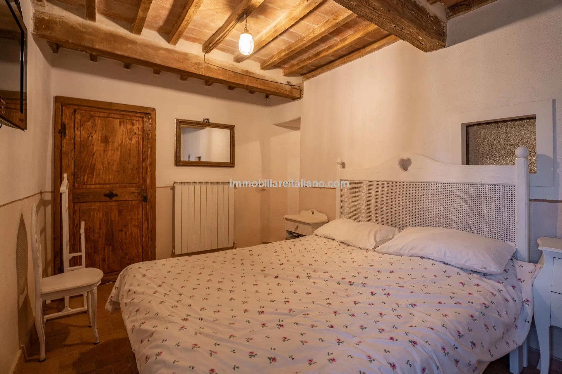 Elegant 4-Bed Townhouse in Cortona's Historic Heart with Modern Comforts - View image 35 of 46