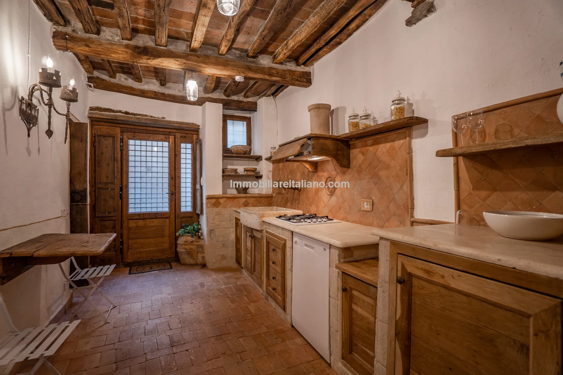 Elegant 4-Bed Townhouse in Cortona's Historic Heart with Modern Comforts - View image 37 of 46
