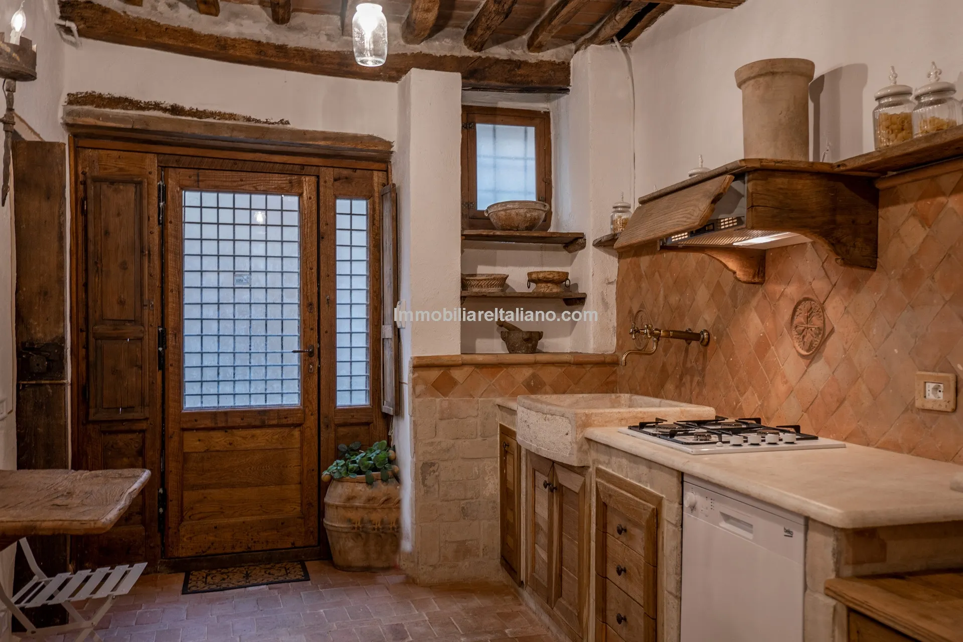 Elegant 4-Bed Townhouse in Cortona's Historic Heart with Modern Comforts - View image 38 of 46