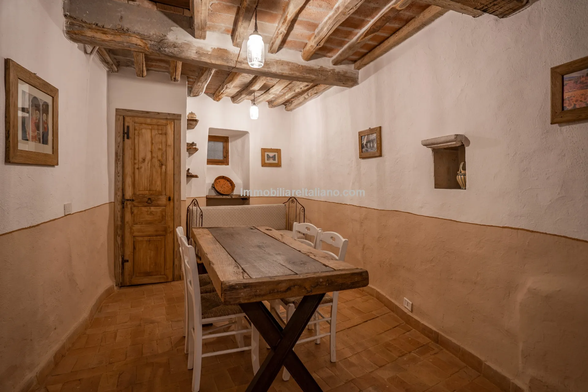 Elegant 4-Bed Townhouse in Cortona's Historic Heart with Modern Comforts - View image 39 of 46