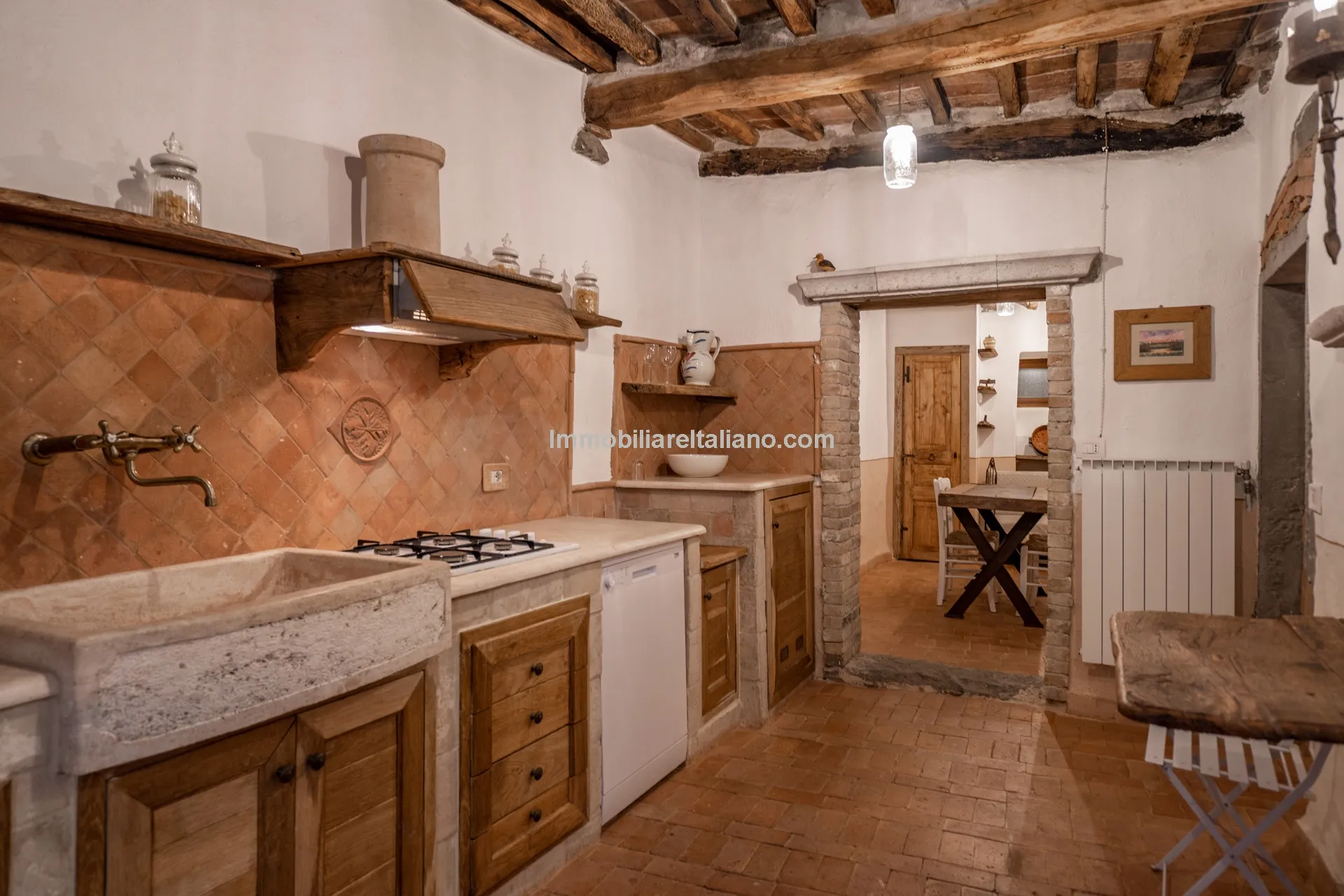 Elegant 4-Bed Townhouse in Cortona's Historic Heart with Modern Comforts - View image 40 of 46