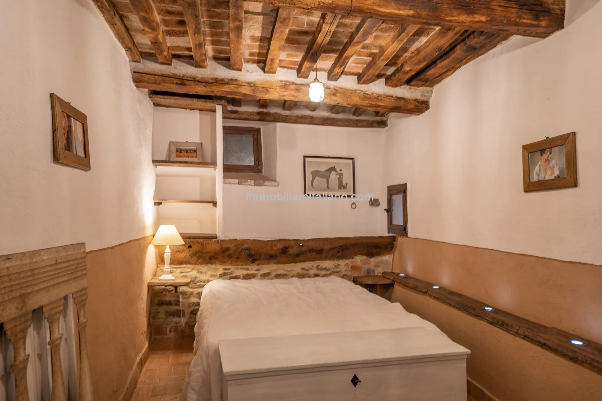 Elegant 4-Bed Townhouse in Cortona's Historic Heart with Modern Comforts - View image 41 of 46