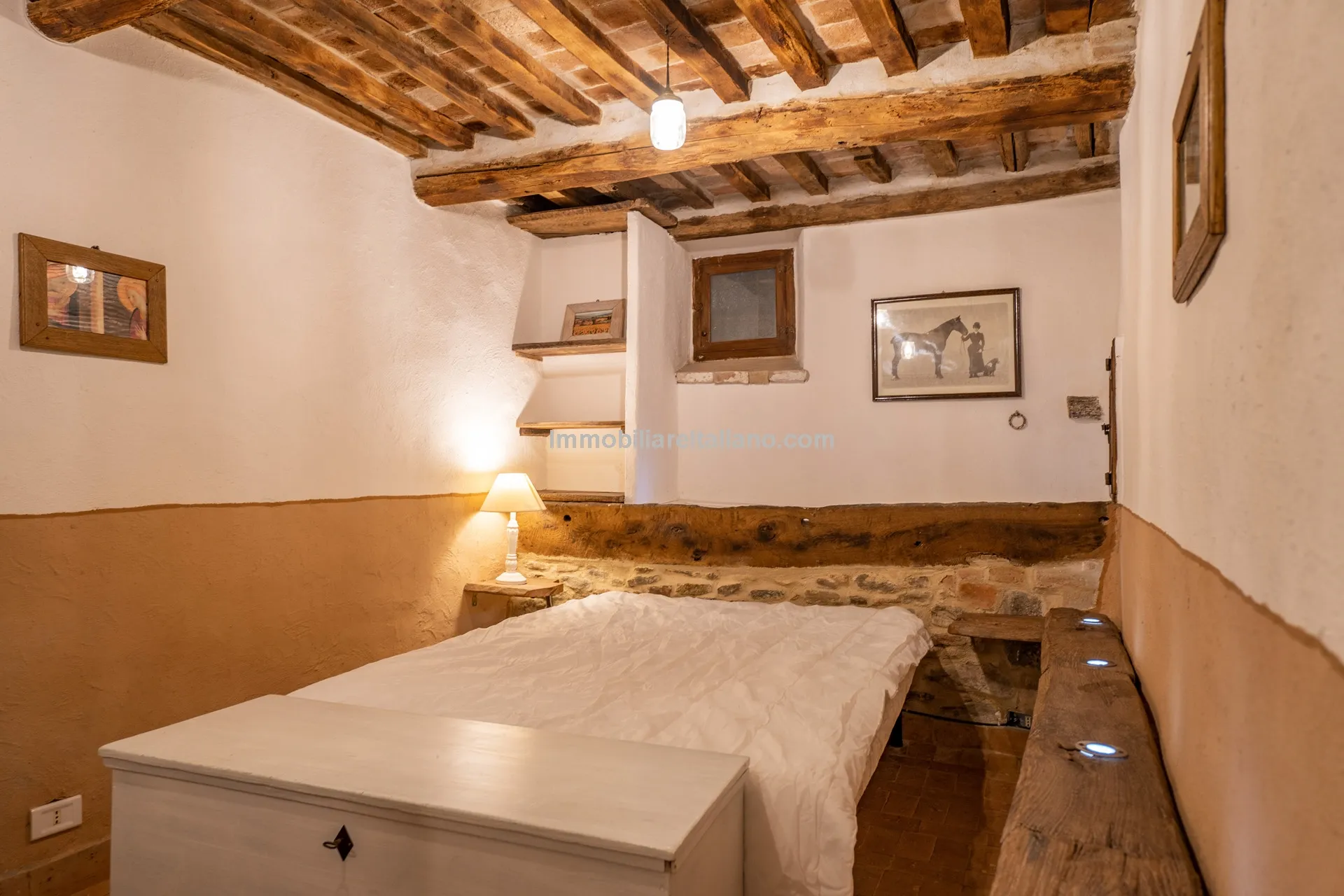 Elegant 4-Bed Townhouse in Cortona's Historic Heart with Modern Comforts - View image 42 of 46