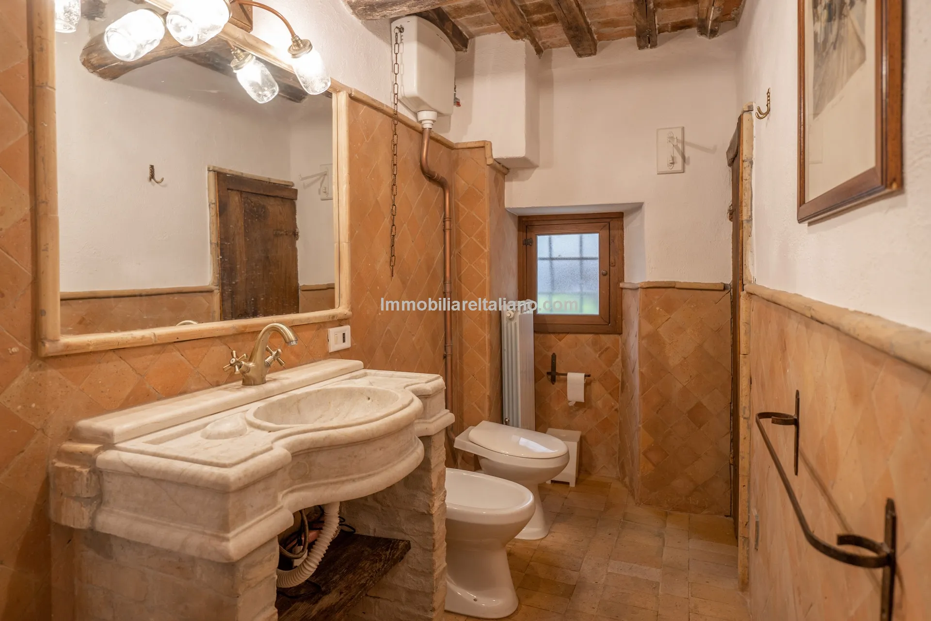 Elegant 4-Bed Townhouse in Cortona's Historic Heart with Modern Comforts - View image 43 of 46