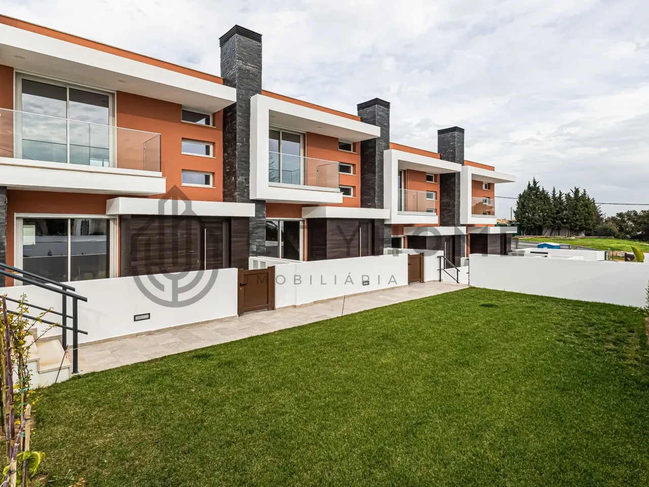 Contemporary 3-Bedroom Villa with Pool and Sea Views in Albufeira - Image 1