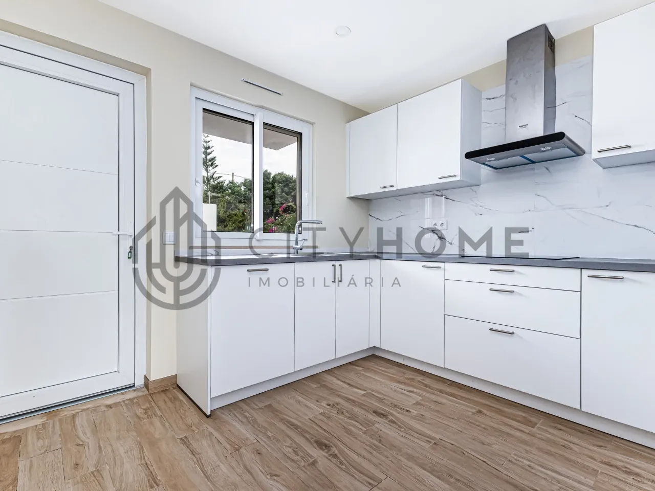 Contemporary 3-Bedroom Villa with Pool and Sea Views in Albufeira - View image 10 of 34