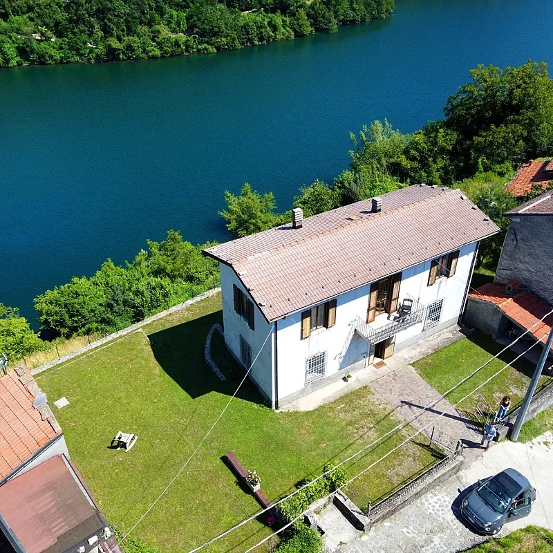 Hus i tre etager med have og terrasse i Vagli Sotto, Toscana