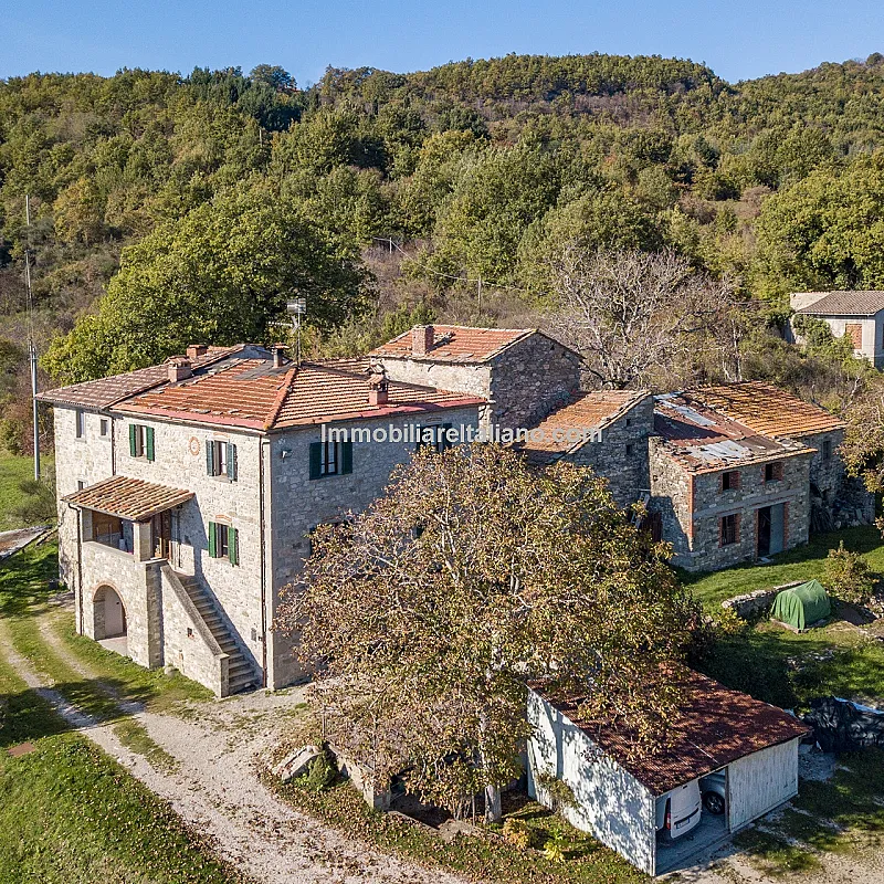 Tuscan Country House with Redevelopment Prospects in Caprese Michelangelo