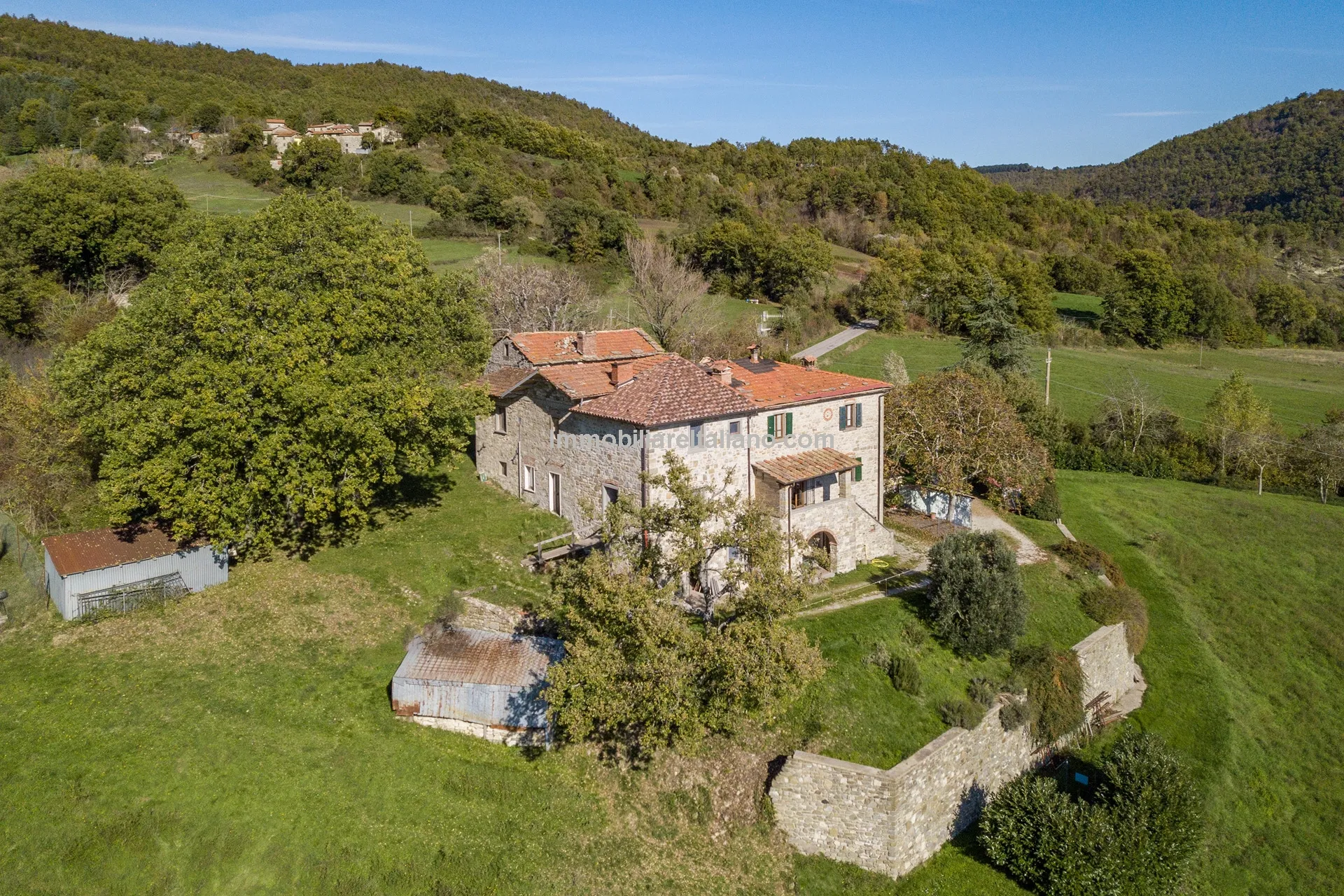 Tuscan Country House with Redevelopment Prospects in Caprese Michelangelo - Image 3
