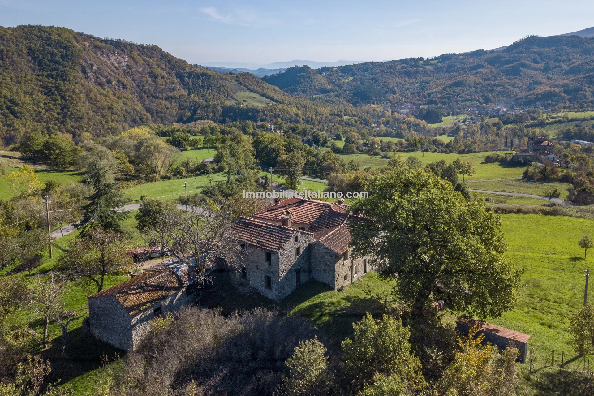 Tuscan Country House with Redevelopment Prospects in Caprese Michelangelo - Image 4