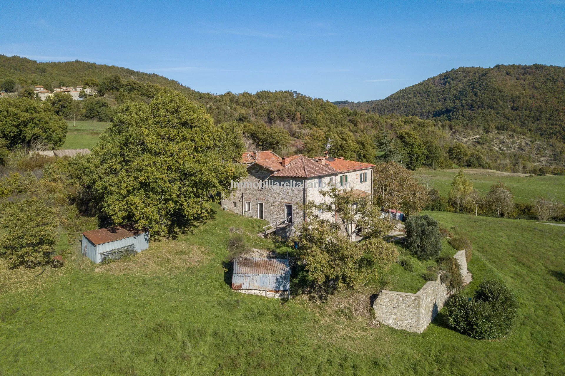 Tuscan Country House with Redevelopment Prospects in Caprese Michelangelo - View image 7 of 51