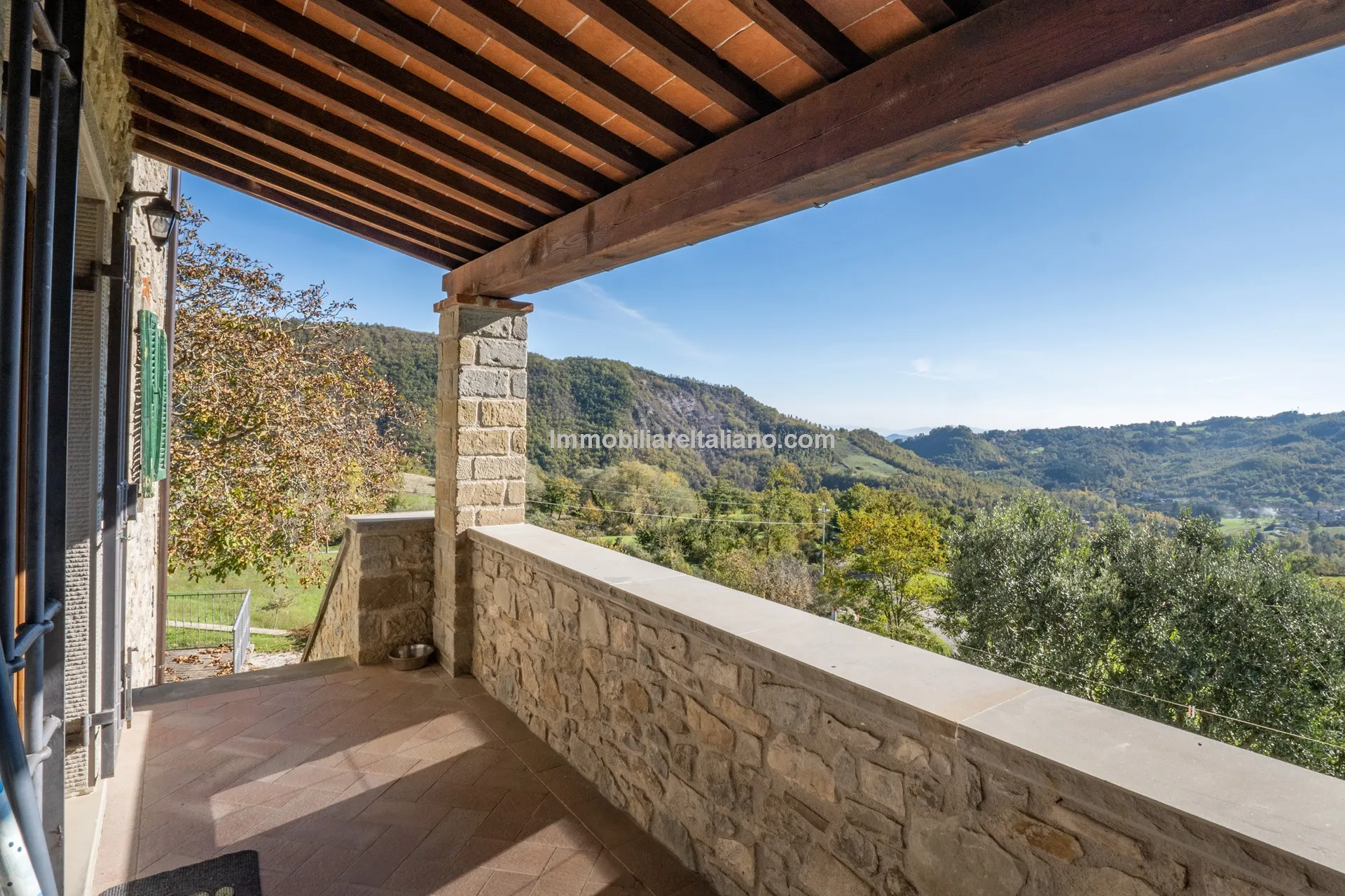 Tuscan Country House with Redevelopment Prospects in Caprese Michelangelo - View image 14 of 51